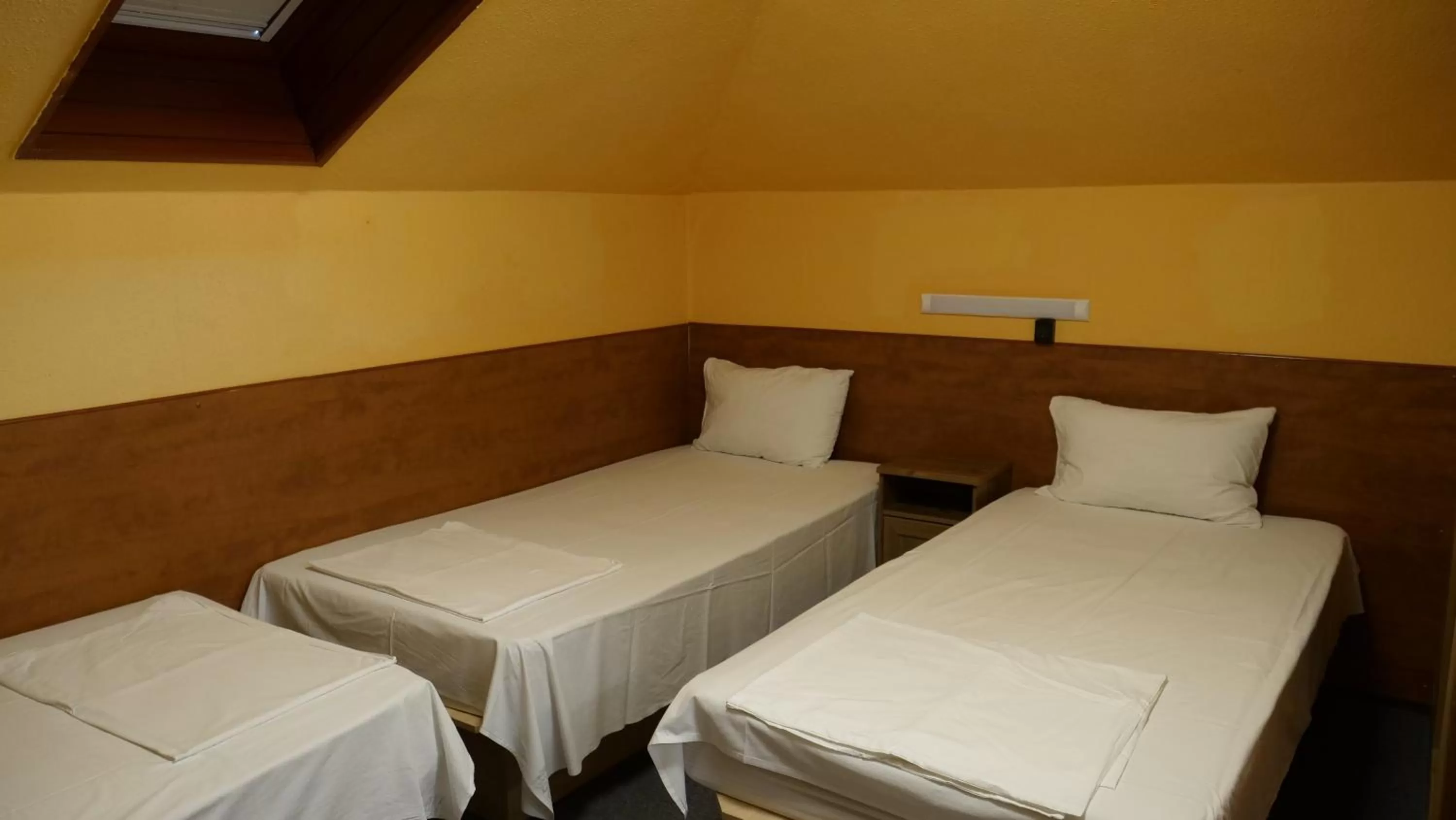 Property building, Bed in Attila Hotel Budapest