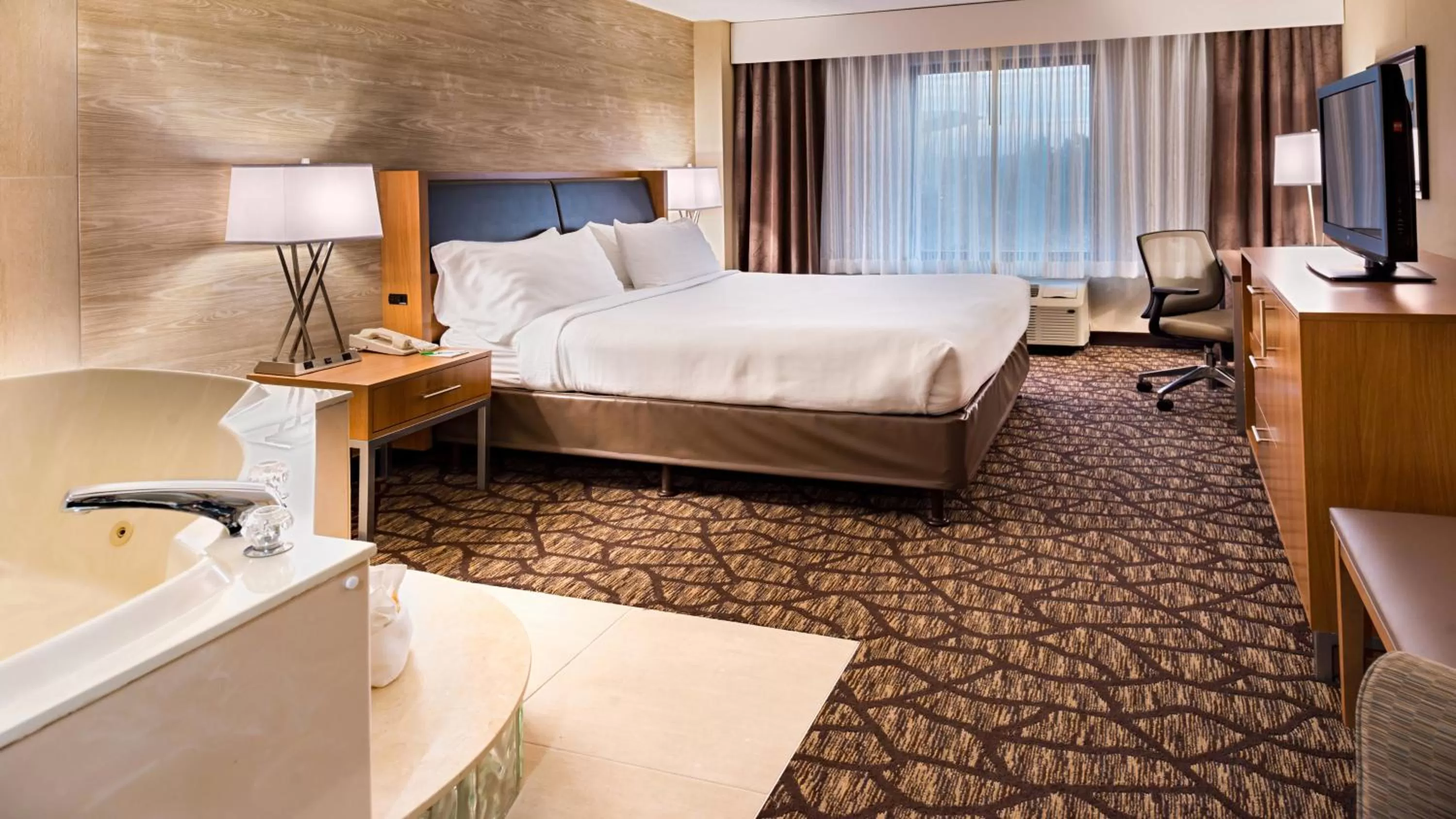 Photo of the whole room, Bed in Holiday Inn Hotel & Suites Warren by IHG