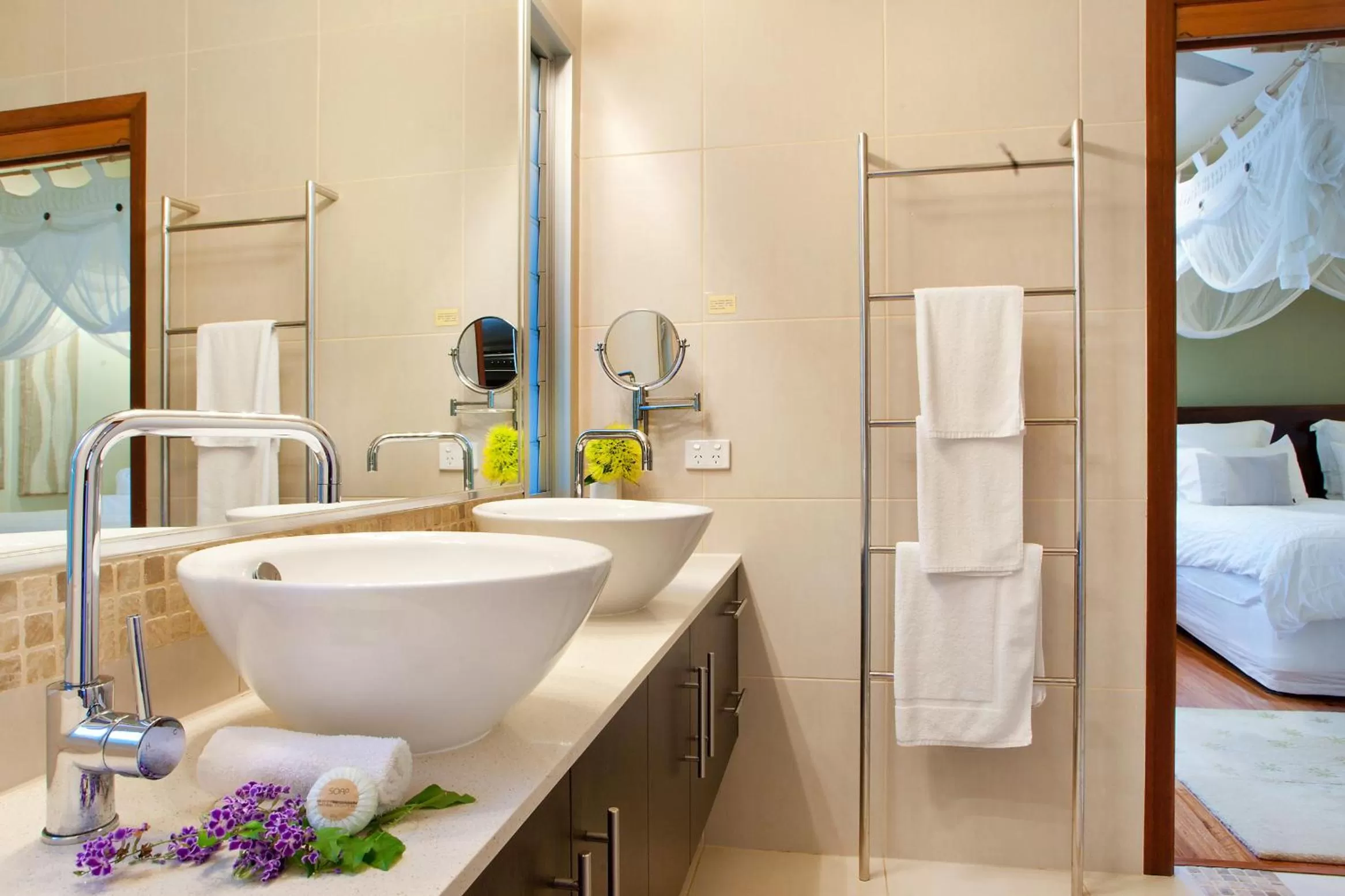 Luxury Two-Bedroom Cottage with Patio (4 guests)  in Lake Weyba Cottages Noosa