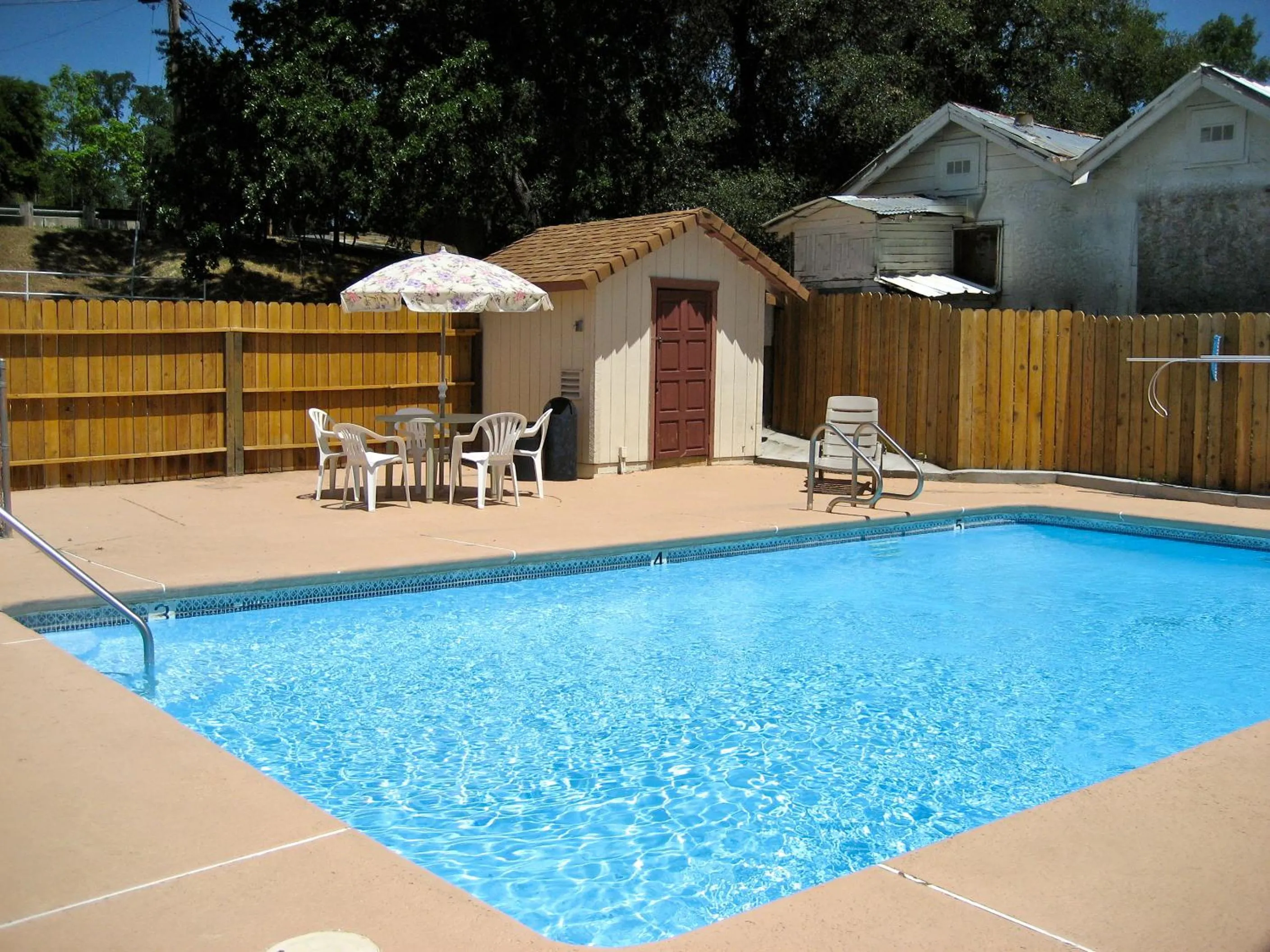 Swimming pool in Jamestown Railtown Motel