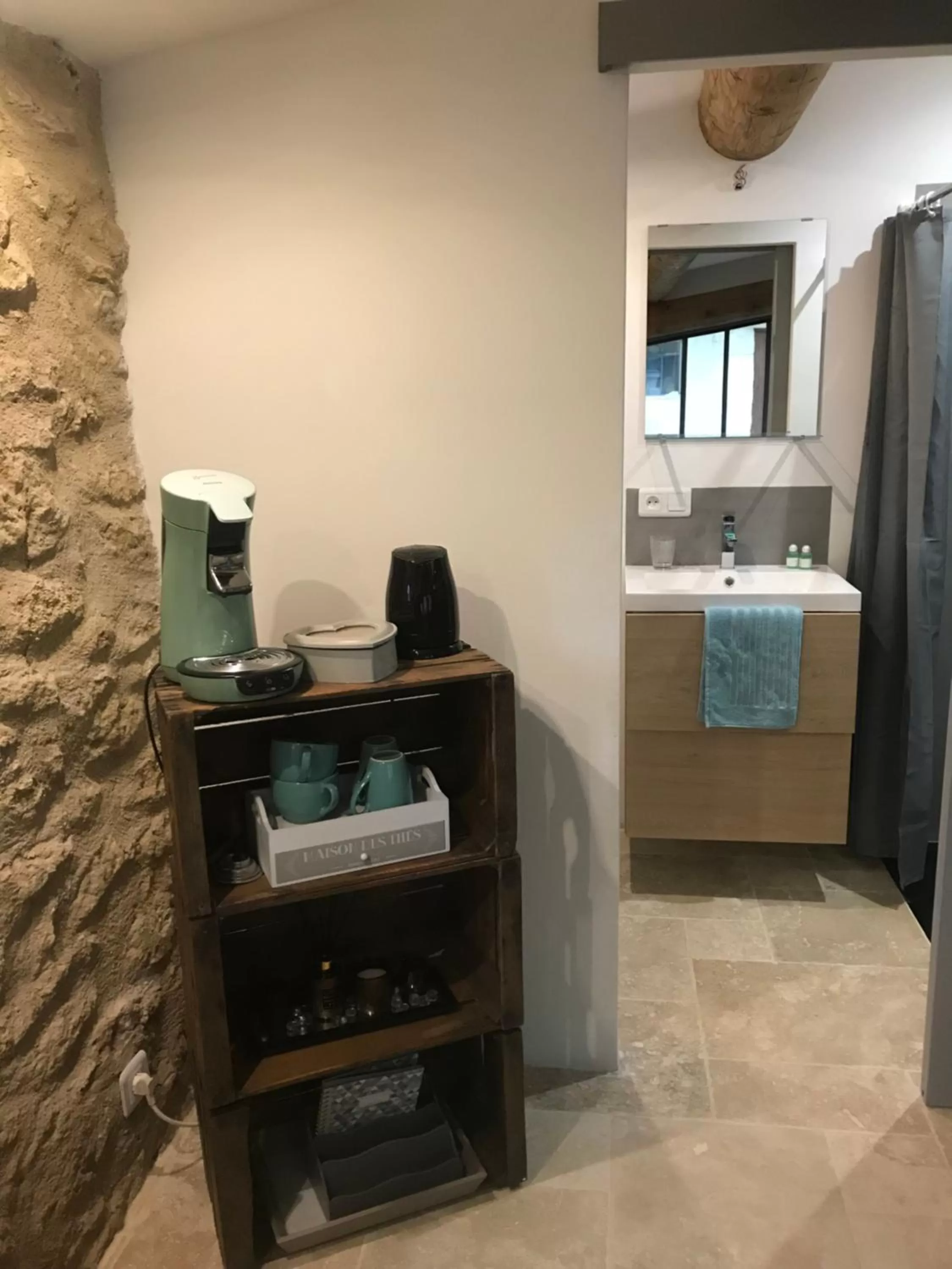 Coffee/tea facilities in Bastide Bellugue Maison d'hôtes réseau Bienvenue à La Ferme à 3 minutes de Lourmarin