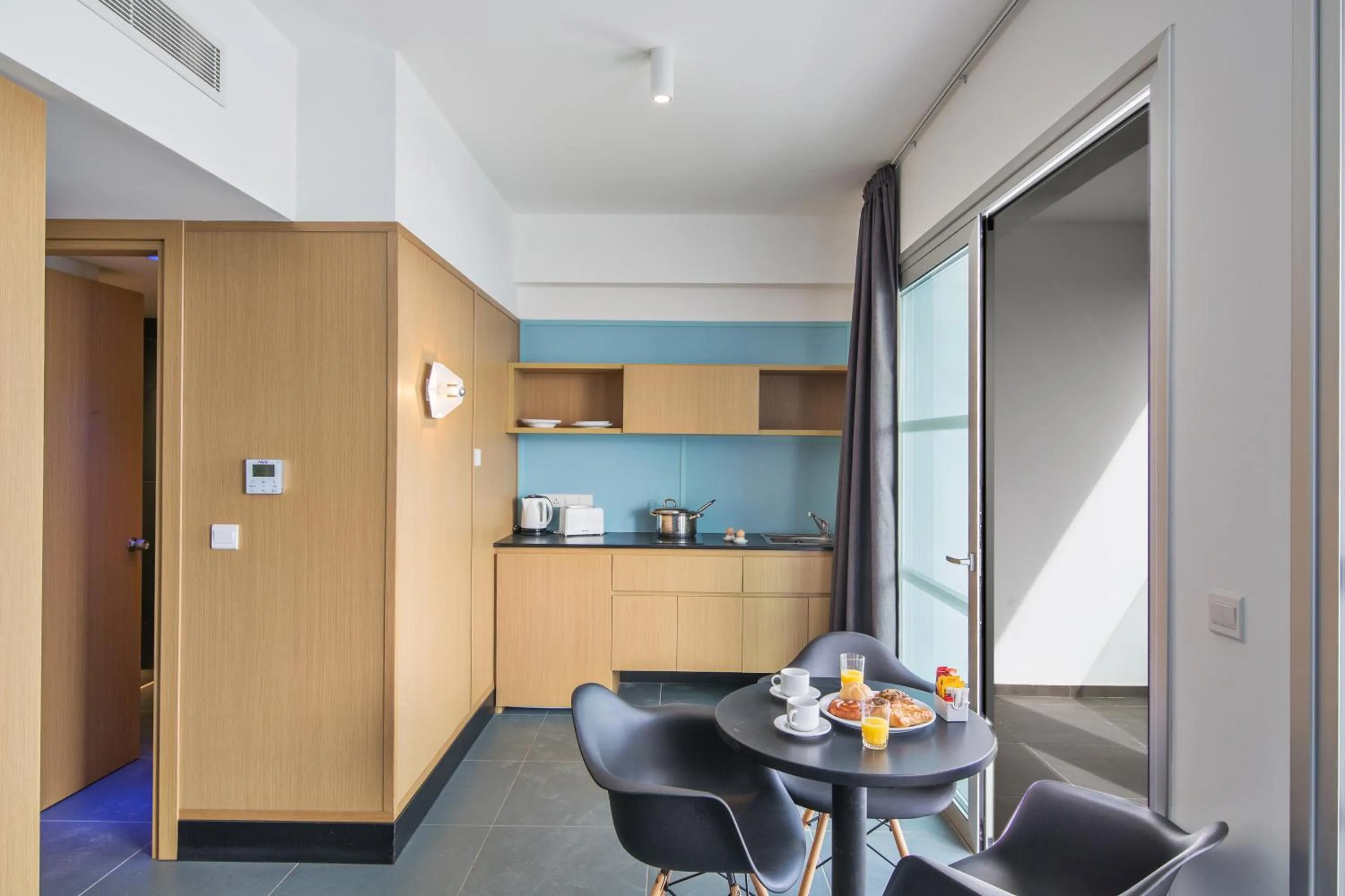 Coffee/tea facilities in Anthea Hotel Apartments