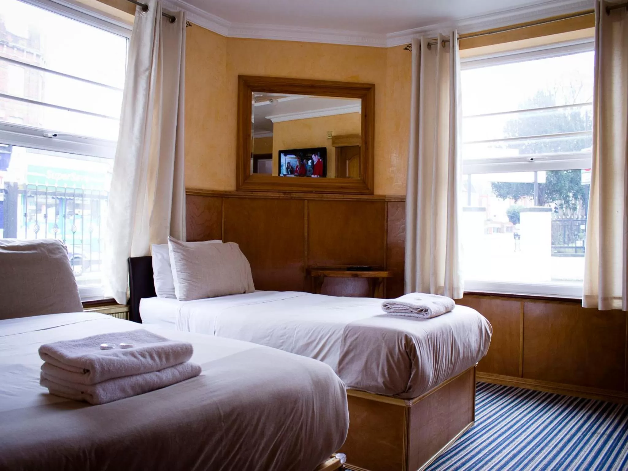 Photo of the whole room, Bed in Cricklewood Lodge Hotel