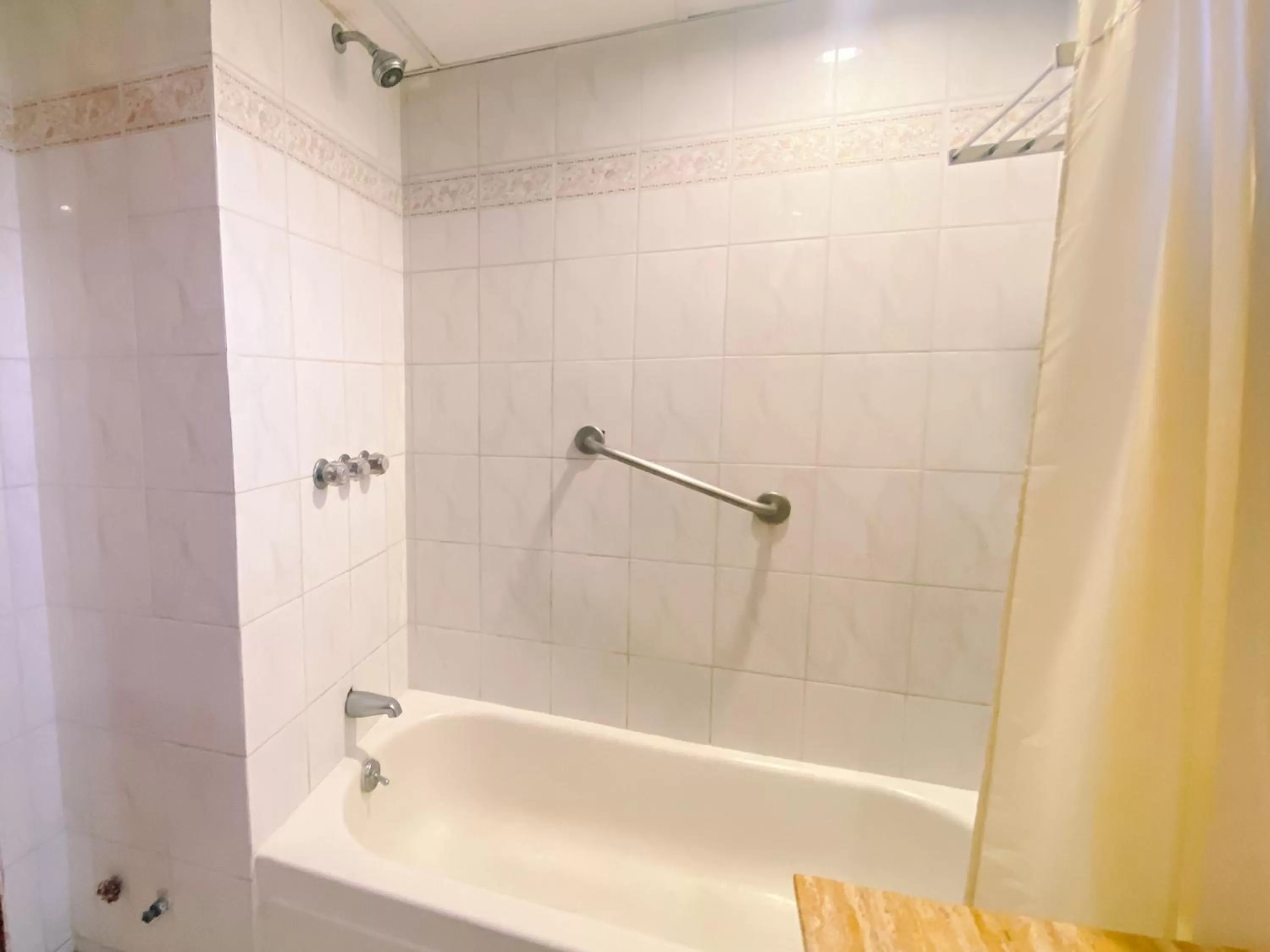 Bathroom in Hotel Faranda Express Puerta Del Sol Barranquilla, A Member of Radisson Individuals