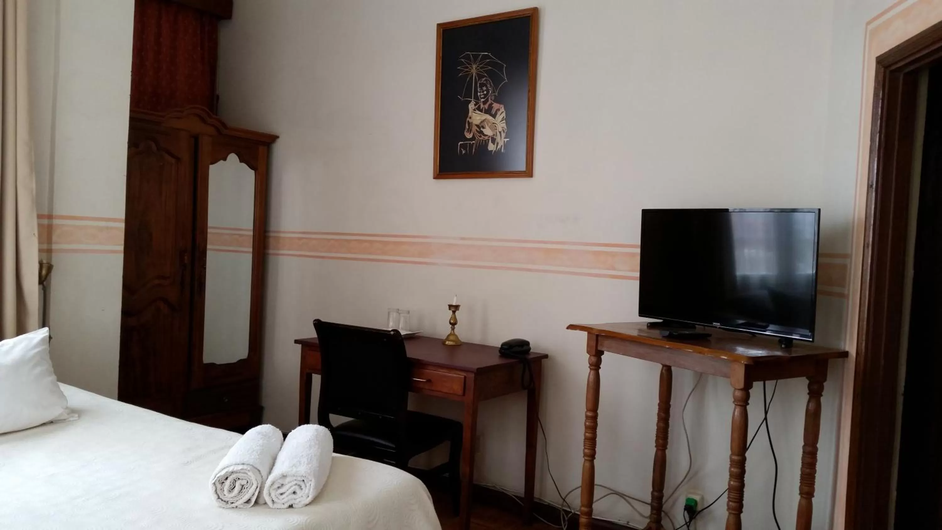 TV and multimedia, TV/Entertainment Center in Relais De La Haute Ville Tana