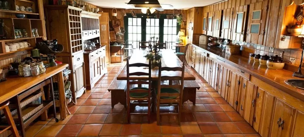 Dining area in Country Woods Inn