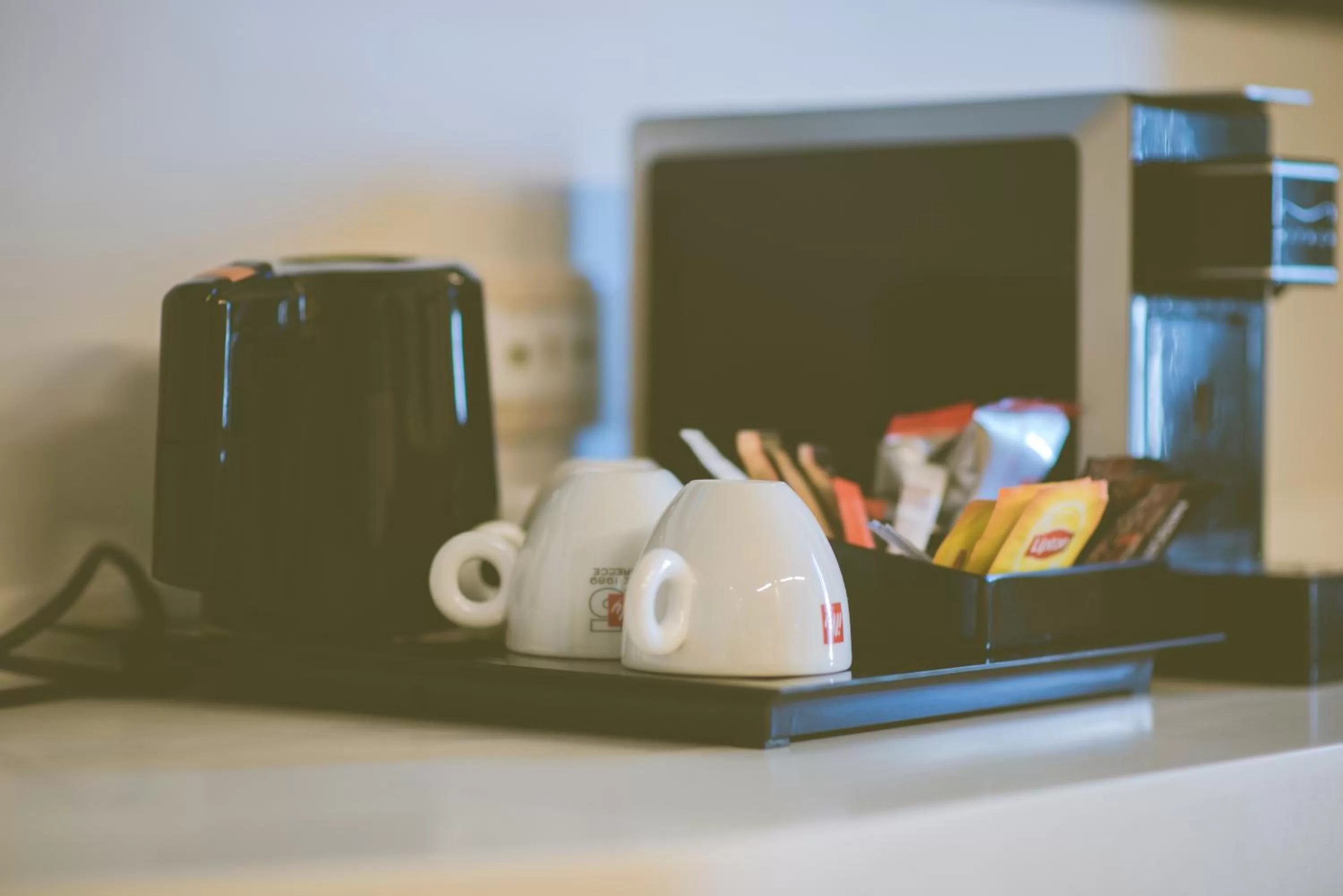 Coffee/tea facilities in Kastro Hotel