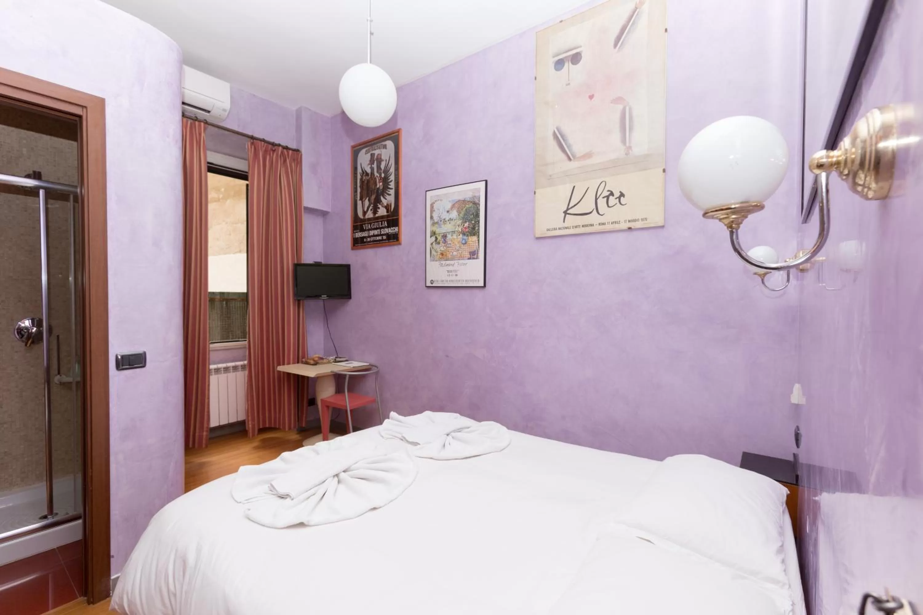 Photo of the whole room, Bed in DomusAmor Colosseo