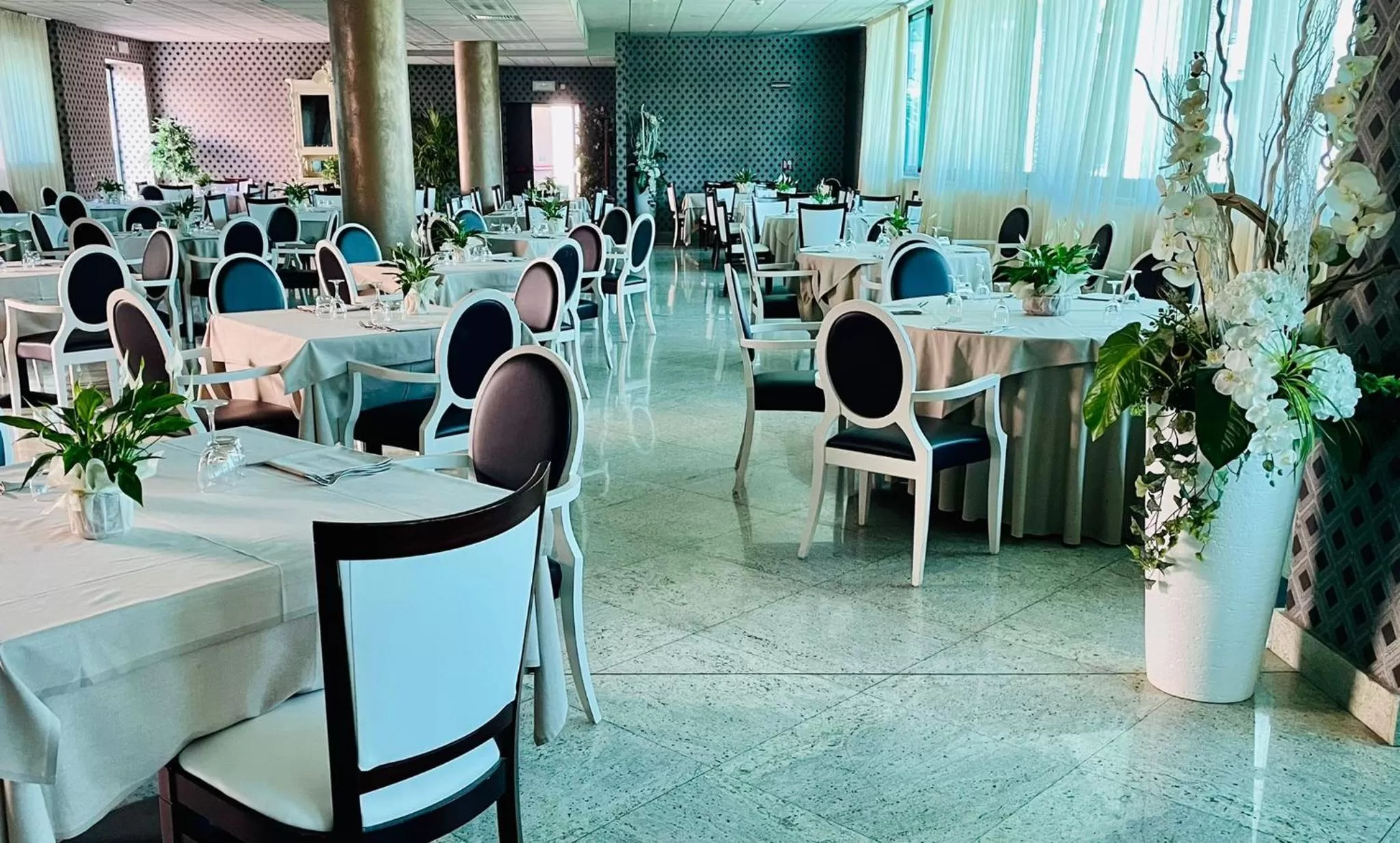 Restaurant/places to eat in Hotel Parisi