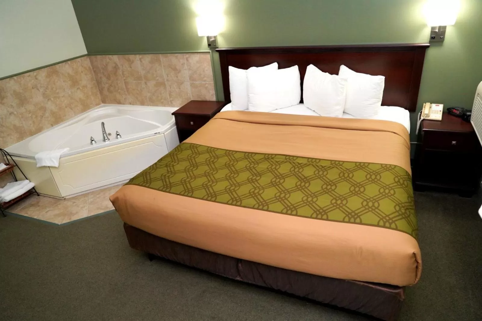 Standard Queen Room -  Non-Smoking in Econolodge Huntsville