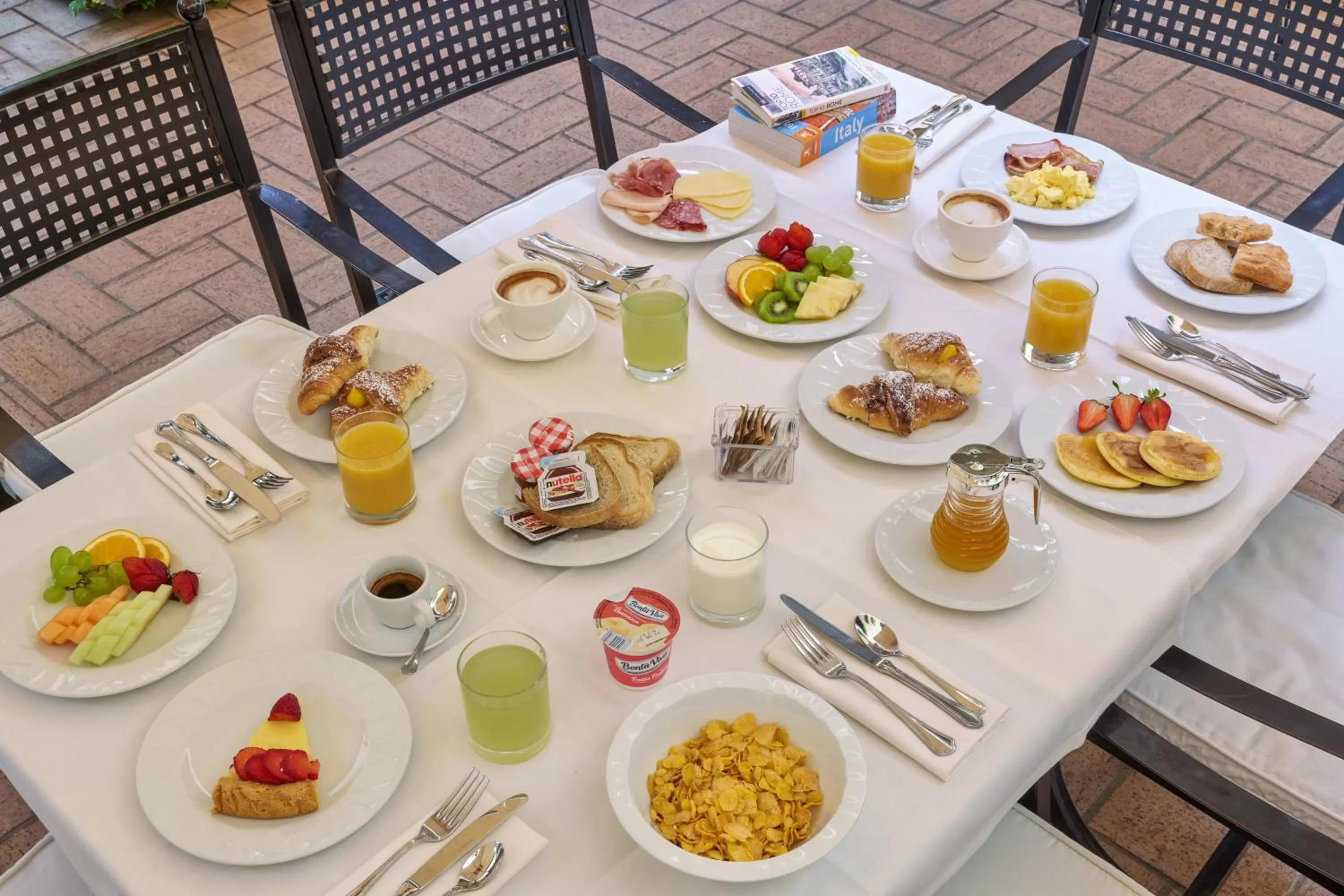 Food and drinks in Hotel Degli Artisti