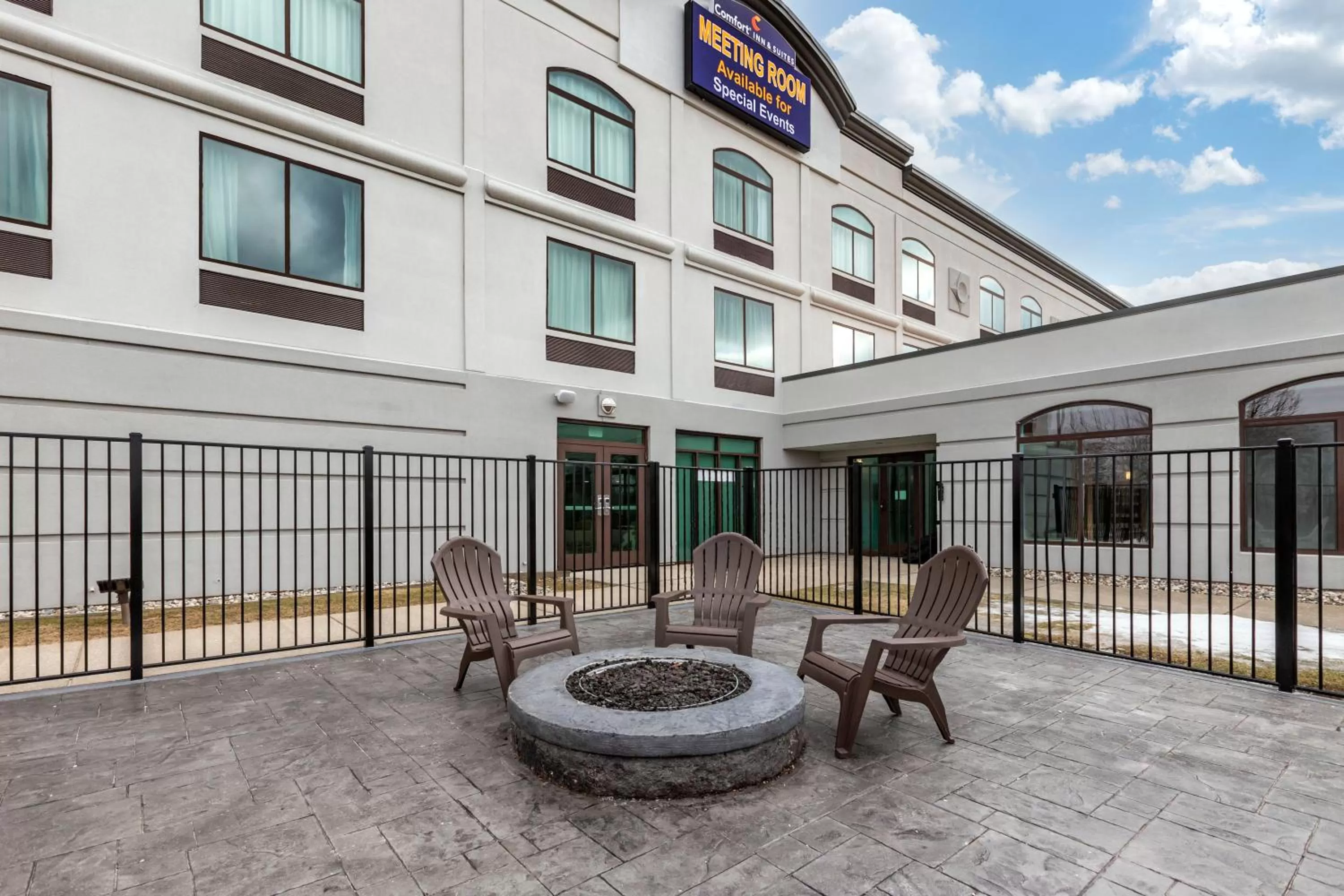 Property building in Comfort Inn & Suites Grand Blanc-Flint