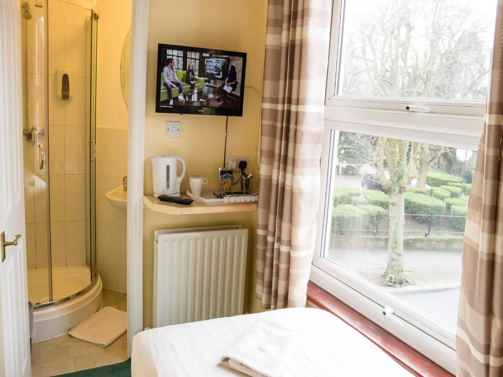 Photo of the whole room, Bed in Cricklewood Lodge Hotel