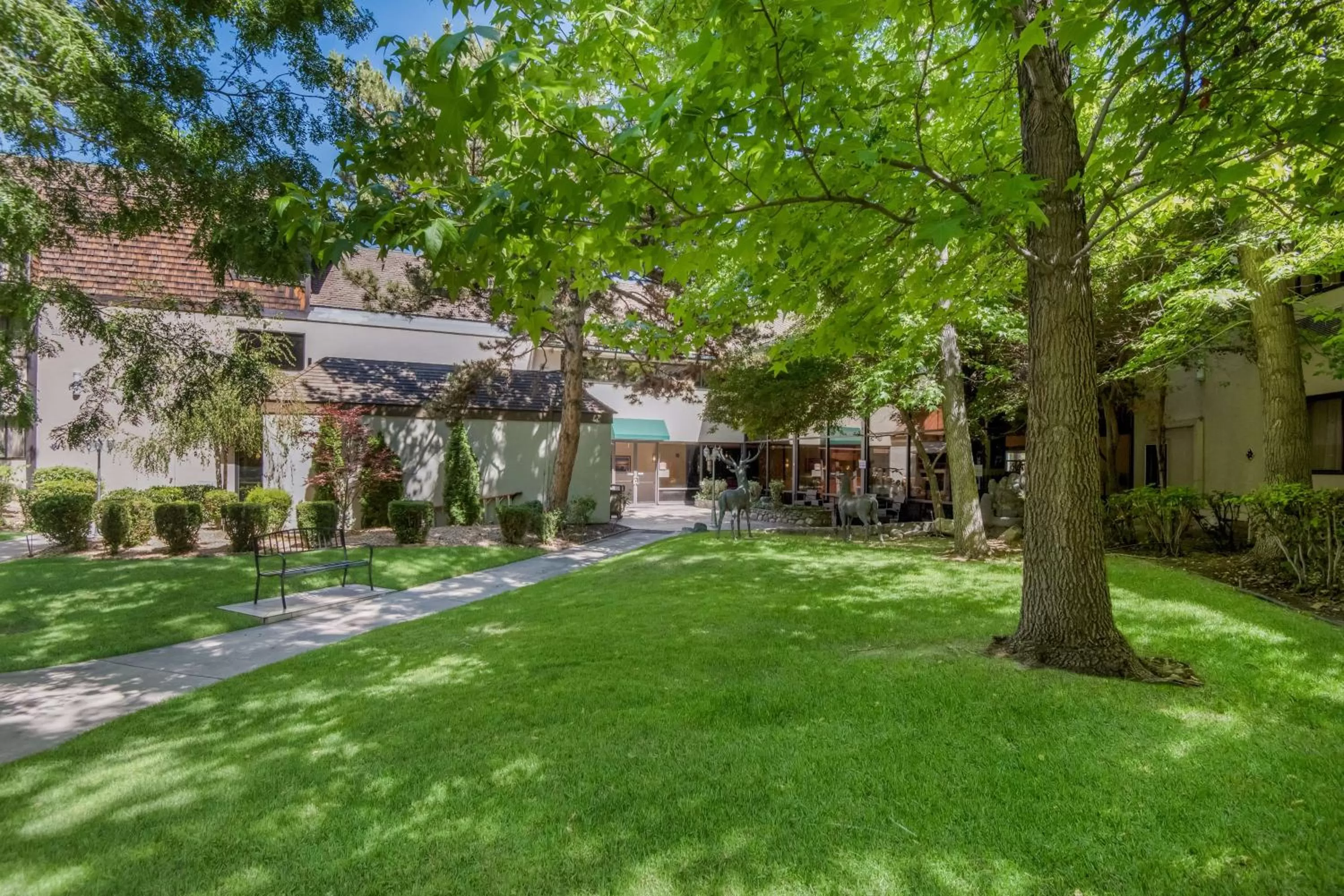Inner courtyard view in SureStay Plus Hotel by Best Western Reno Airport