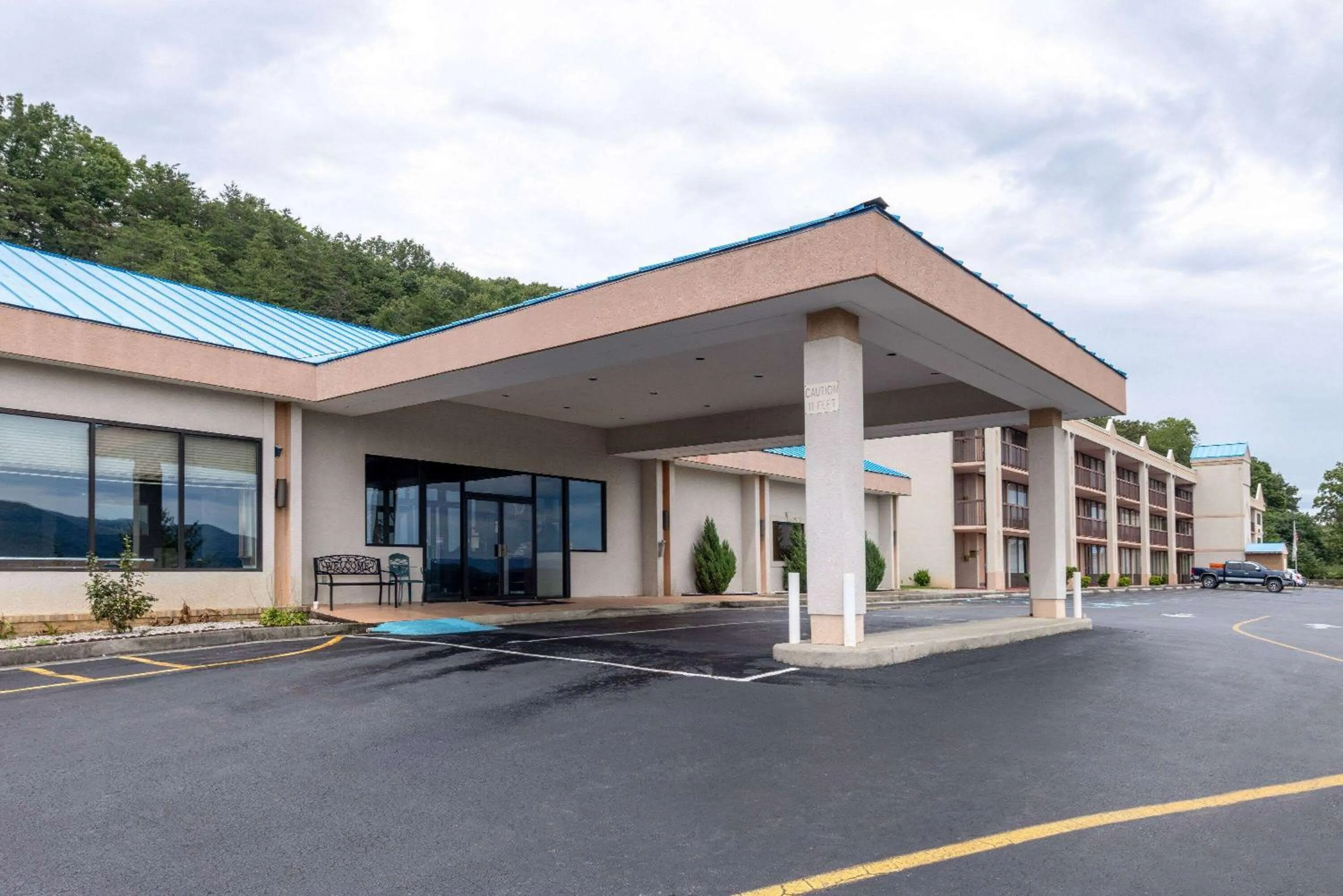 Property building in Howard Johnson by Wyndham Salem Hotel & Conference Center
