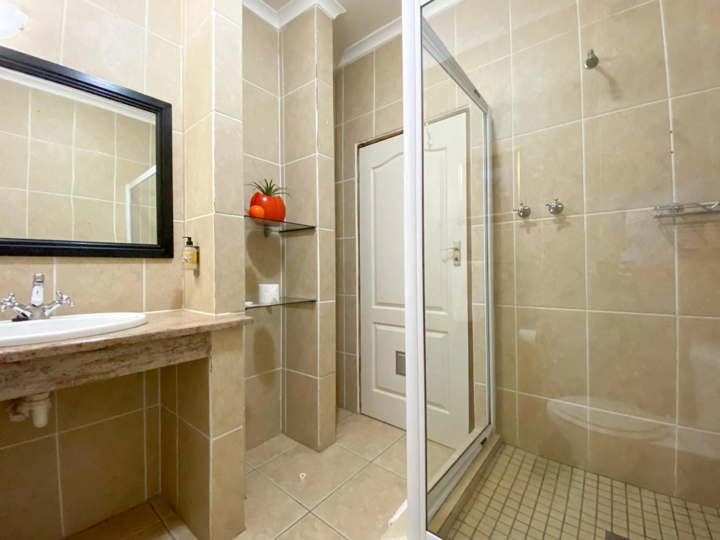 Bathroom in Bar-t-nique Guest House