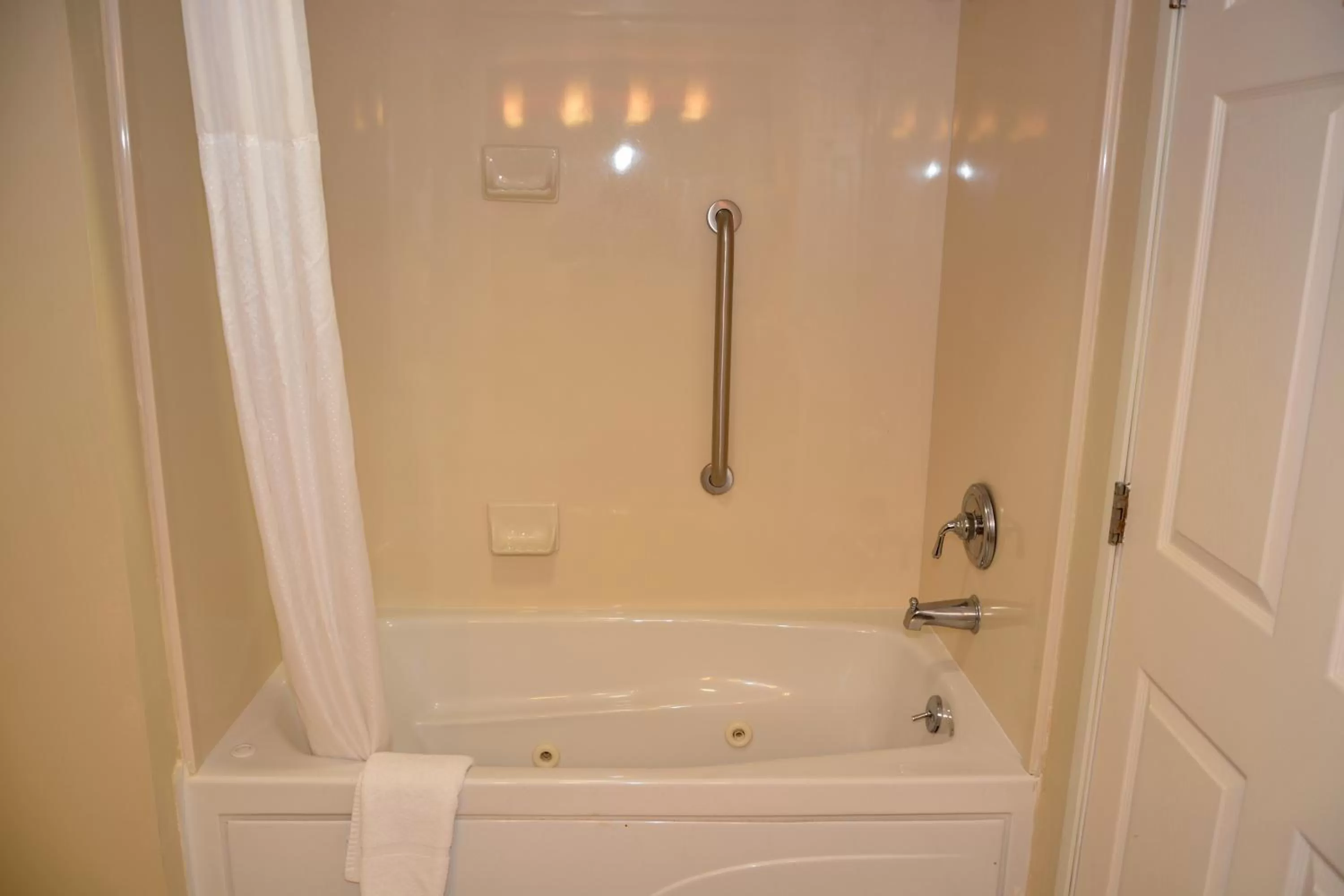 Hot Tub in Wingate by Wyndham West Monroe