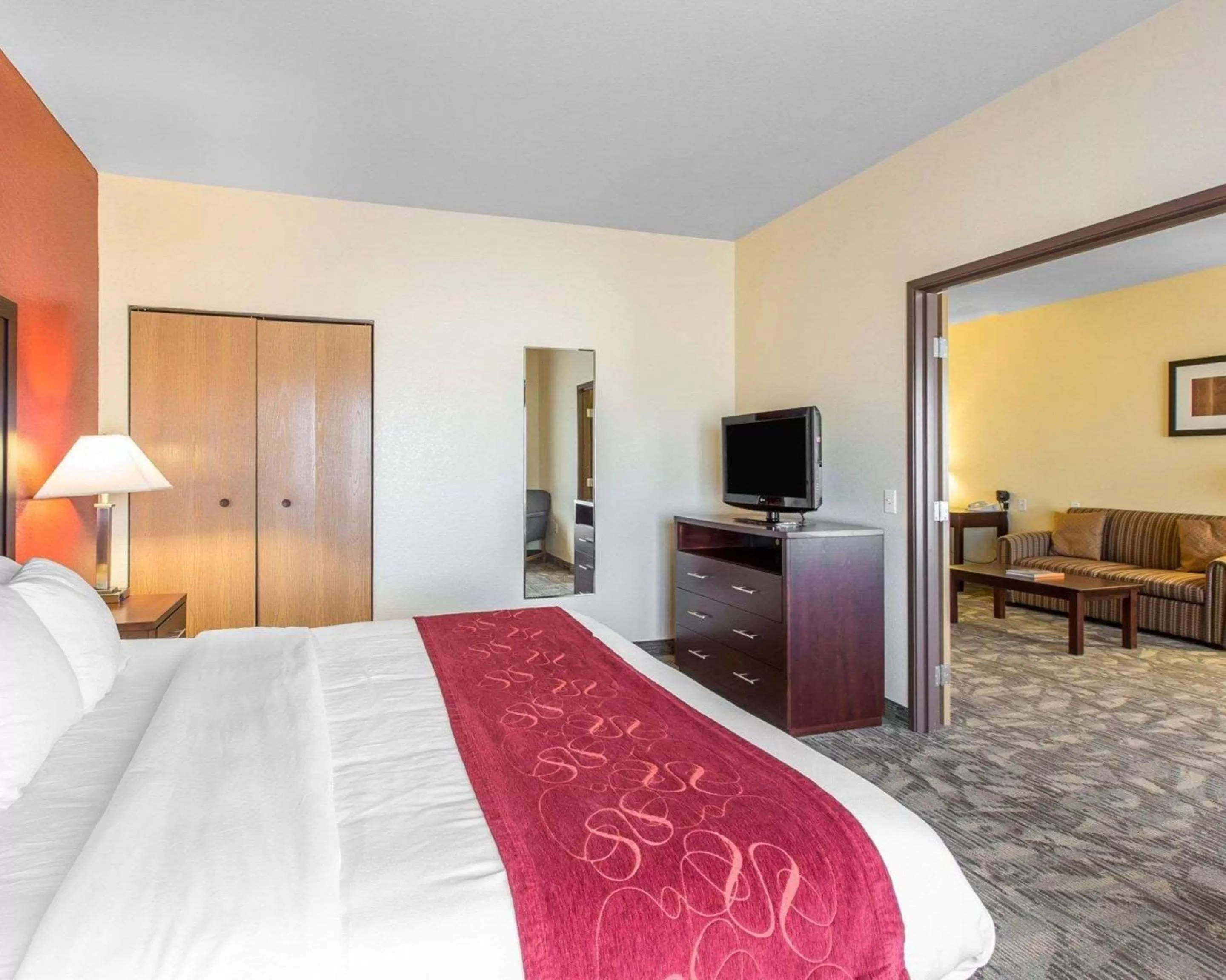 Photo of the whole room, Bed in Comfort Suites Palm Desert I-10
