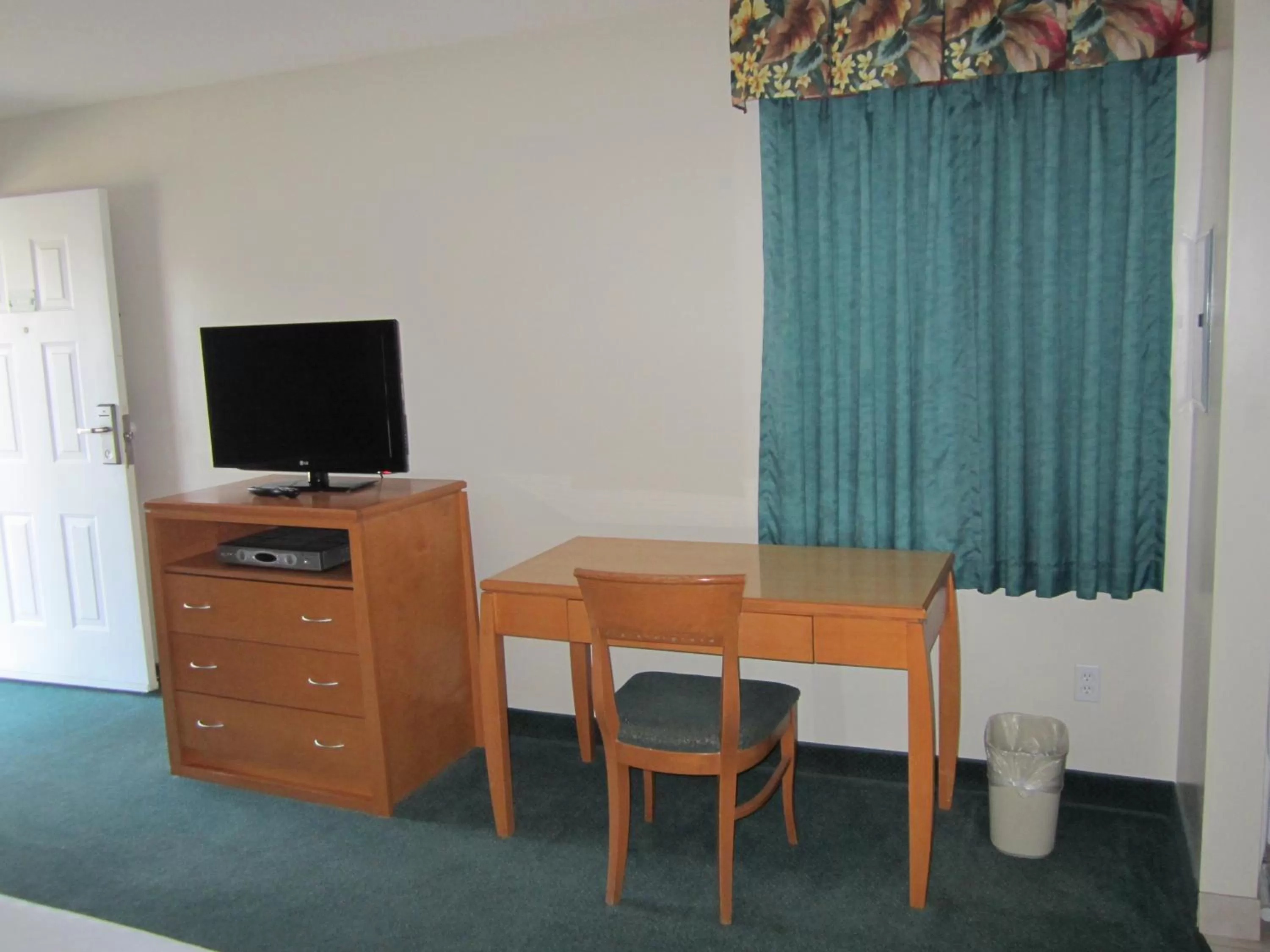 TV and multimedia in Ramada Merritt