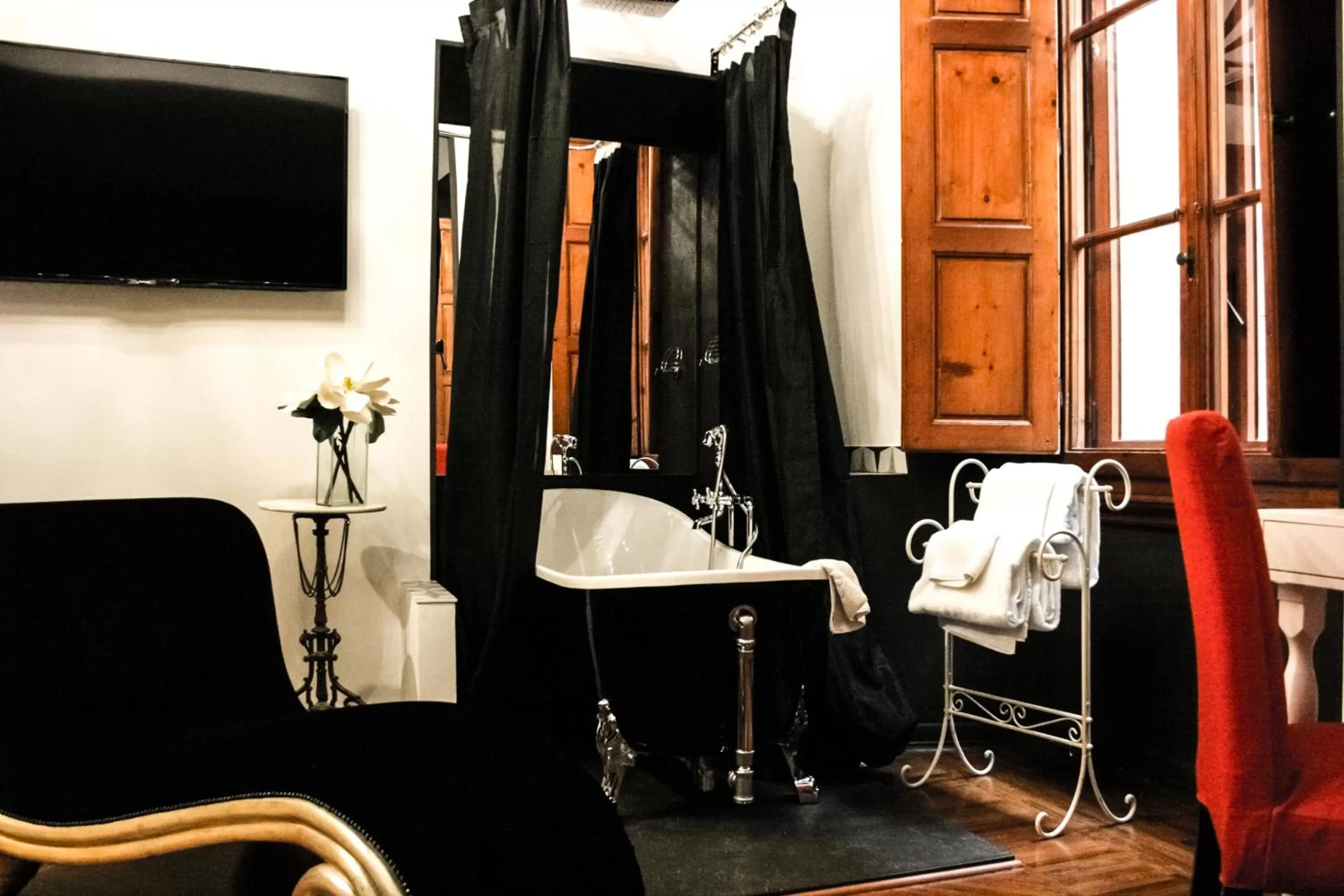 Bathroom in Porcellino Gallery Art Boutique BB