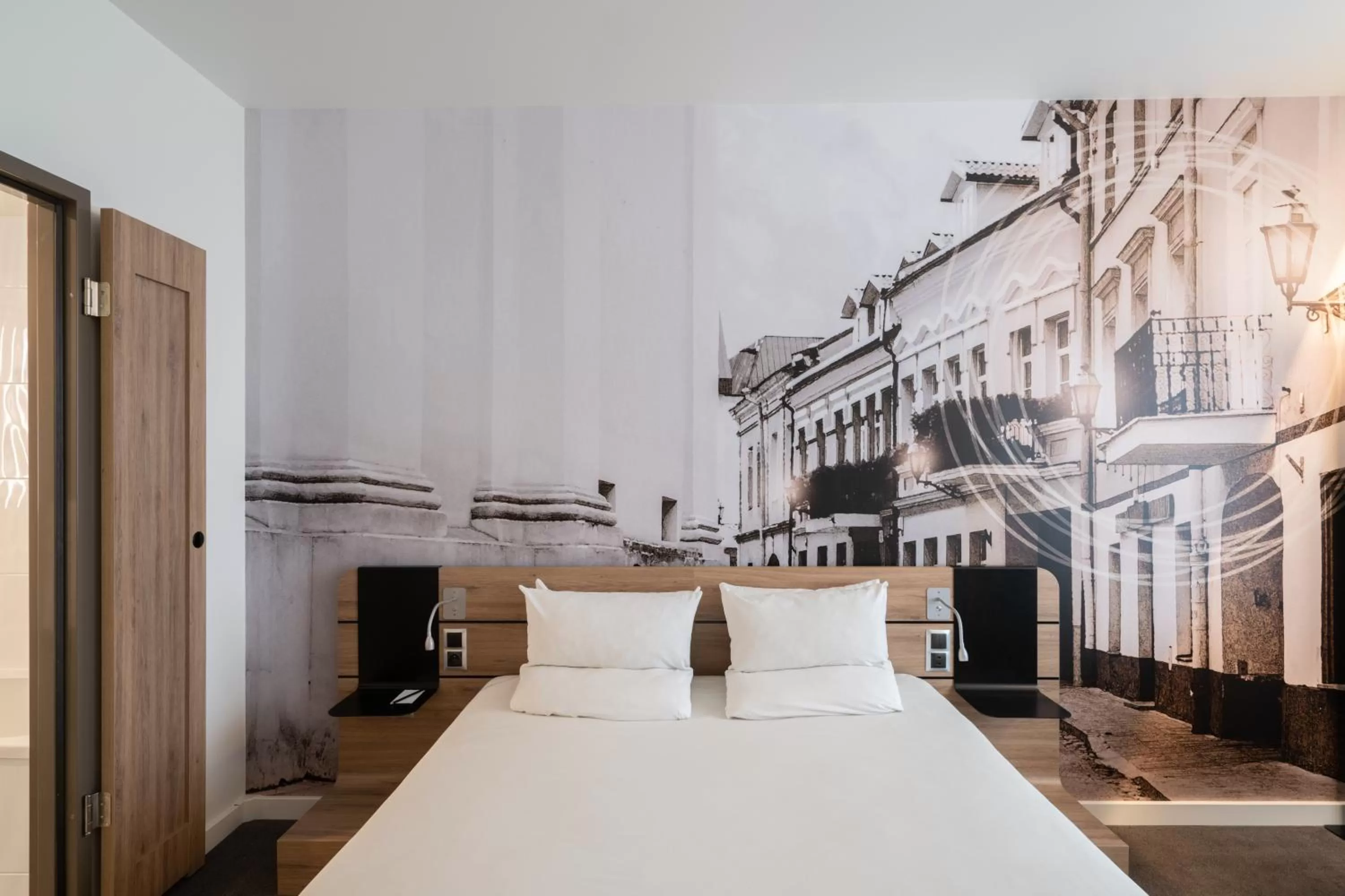 Property building, Bed in Novotel Vilnius Centre