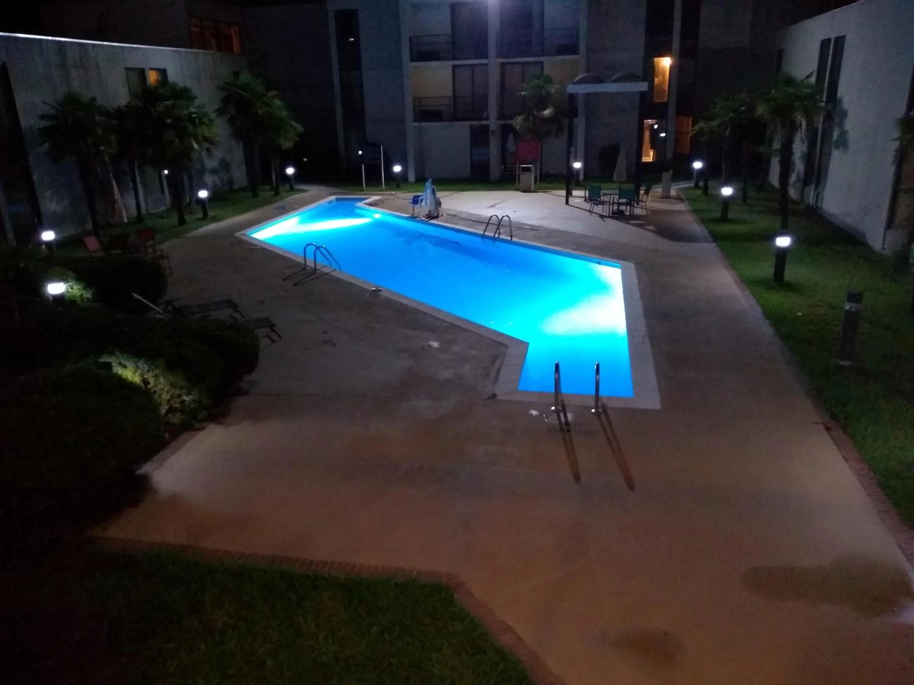 Summer in Red Carpet Inn-Macon