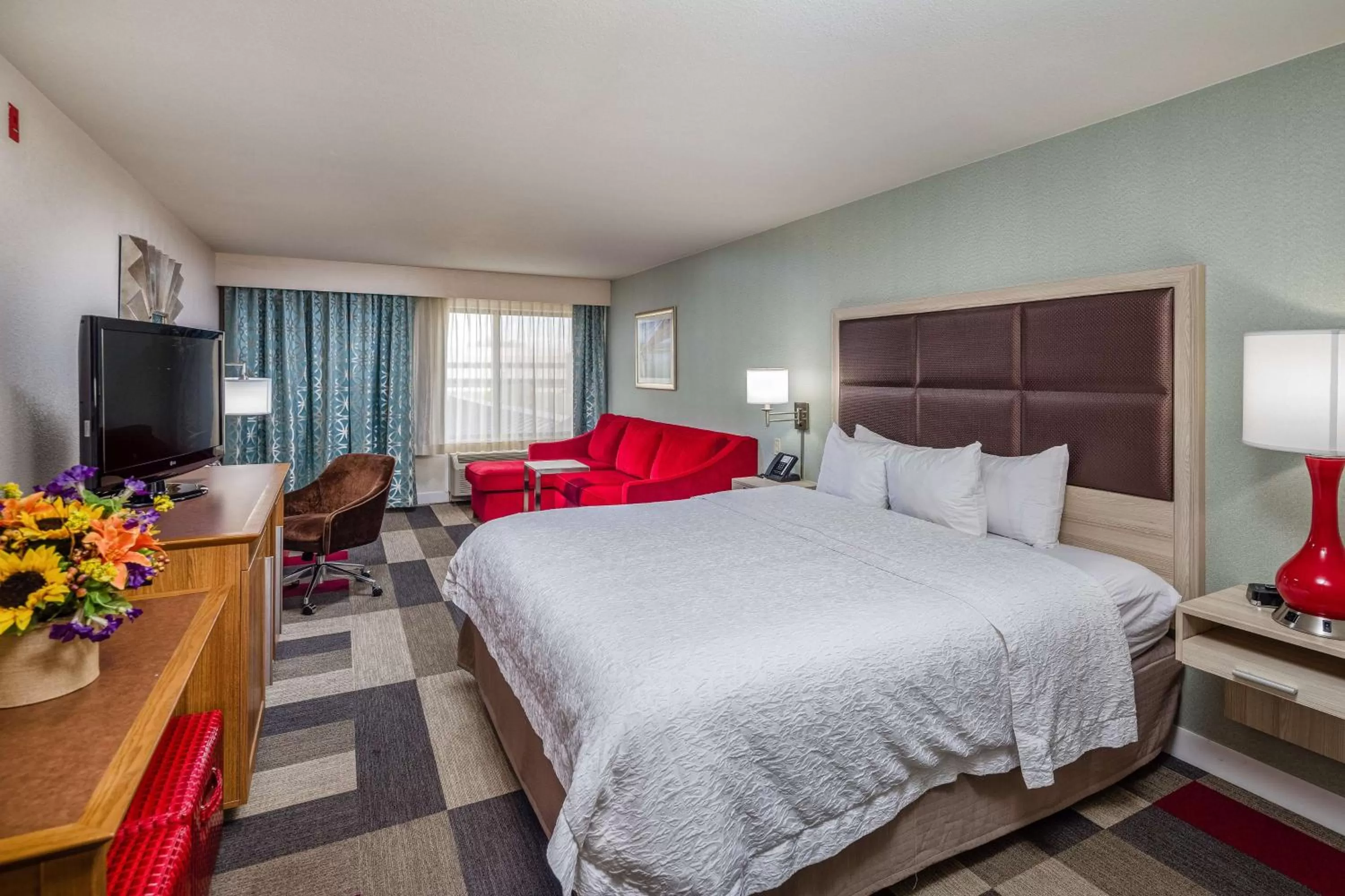 Bed in Hampton Inn San Francisco Airport