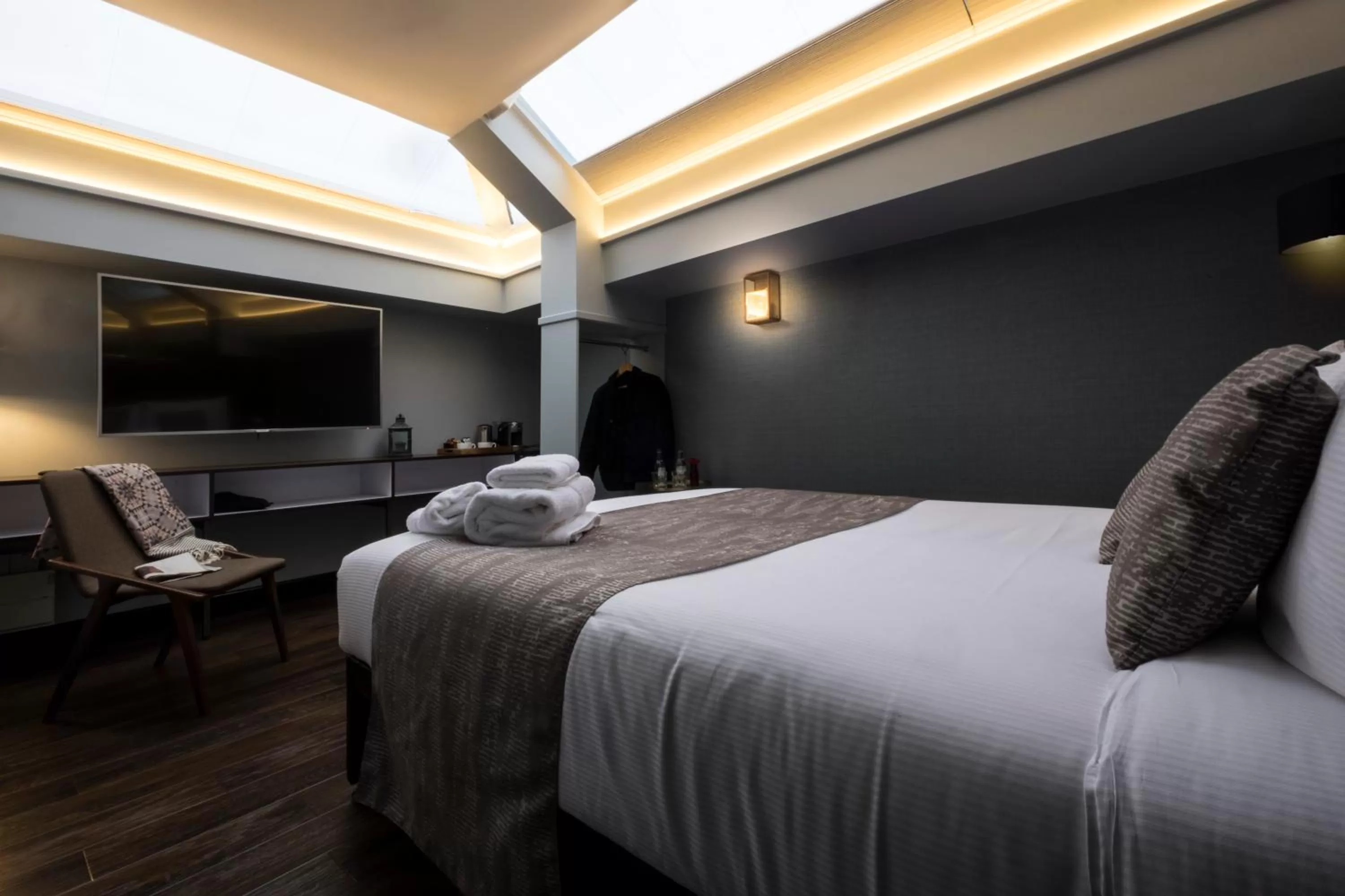 Photo of the whole room, Bed in Camden Enterprise Hotel