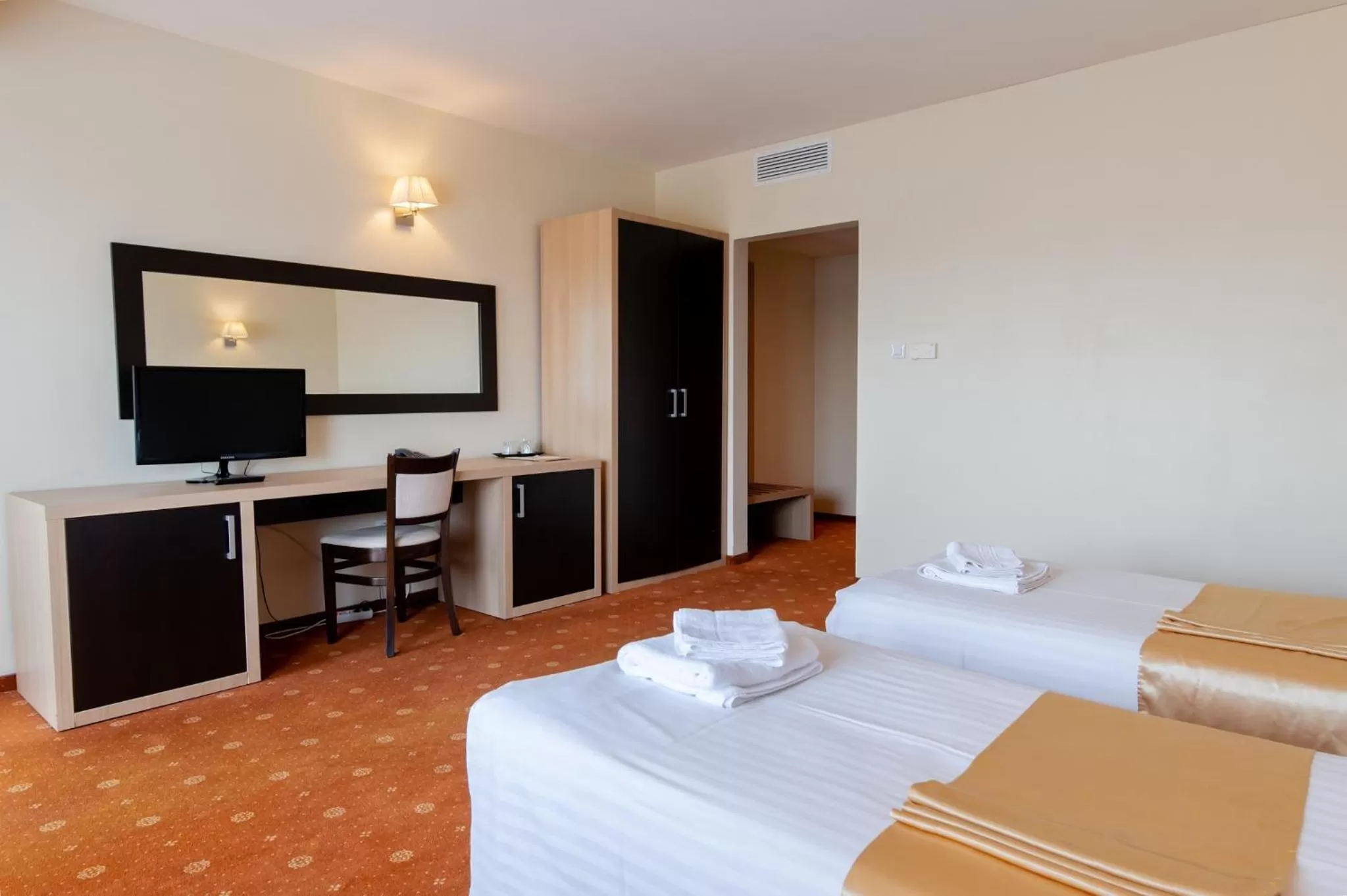 Photo of the whole room, Bed in Hotel Oxford By TimHotels