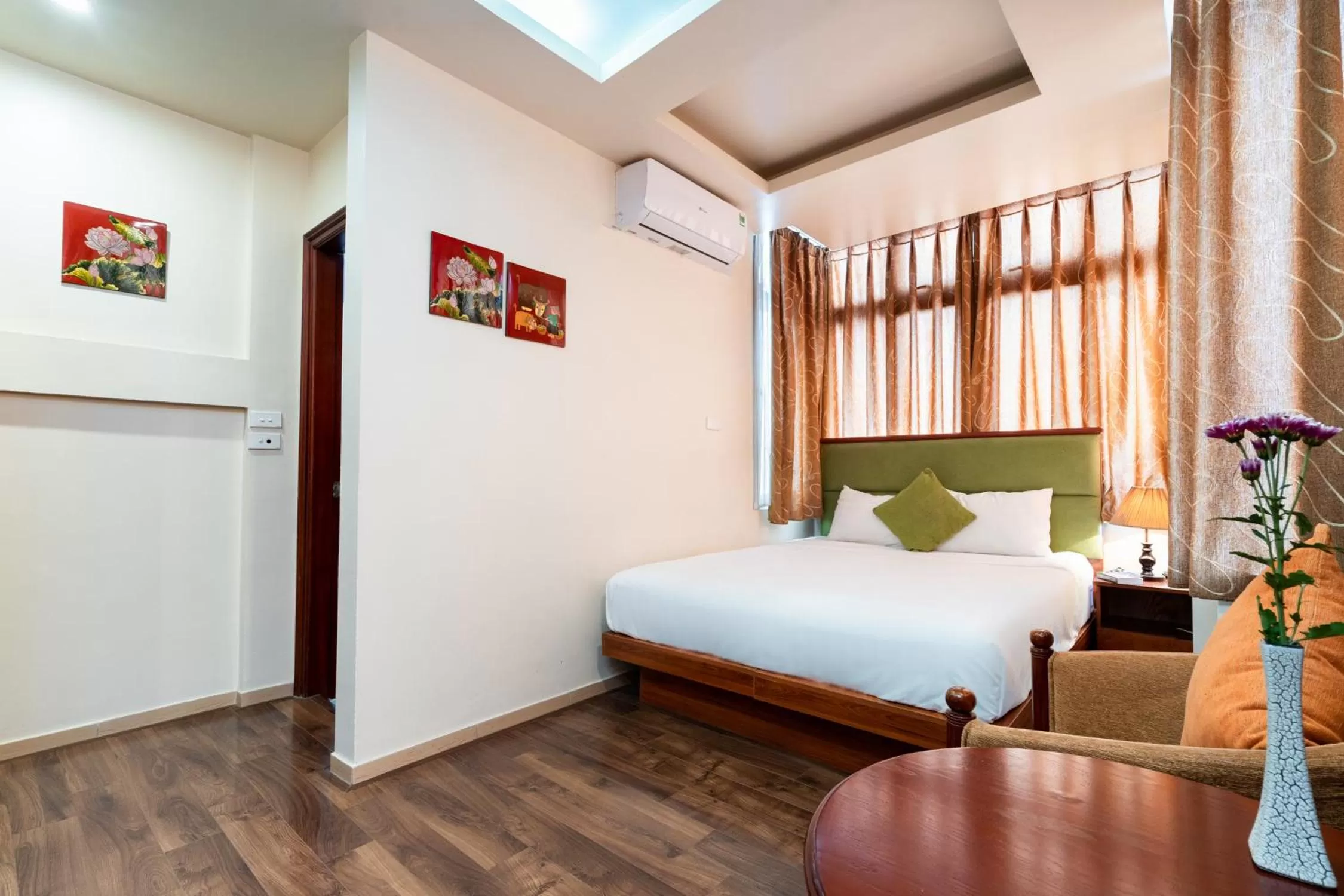 Photo of the whole room, Bed in Artisan Lakeview Hotel