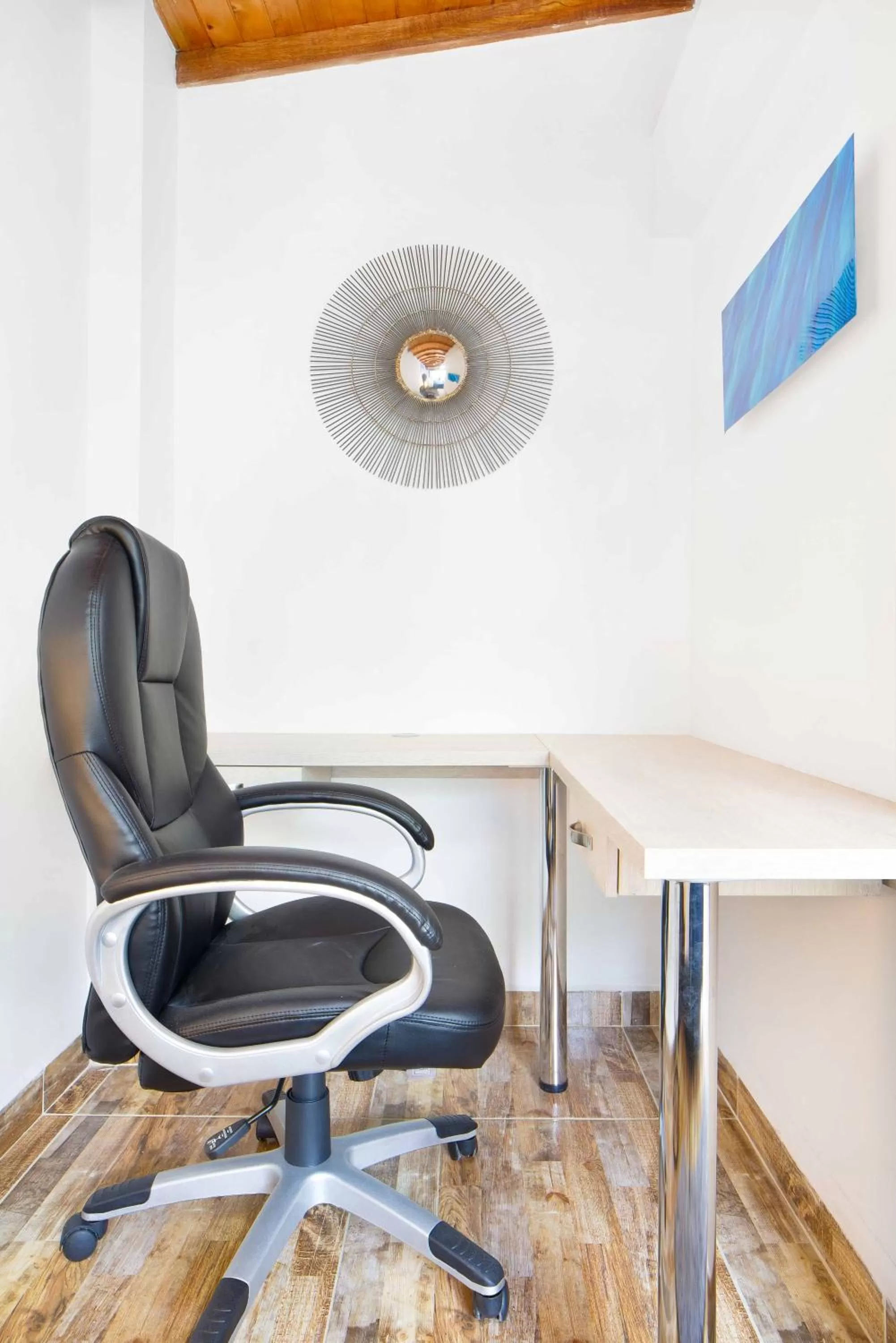 Bedroom, Seating Area in Miracle