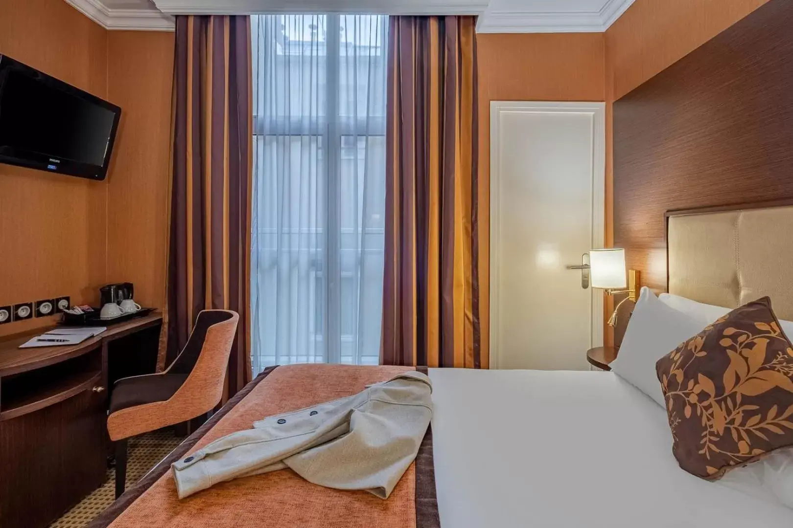 CLASSIC Double Room – Courtyard View in Hôtel 85 Saint Honore CLASSIC Double Room – Courtyard View in Hôtel 85 Saint Honore