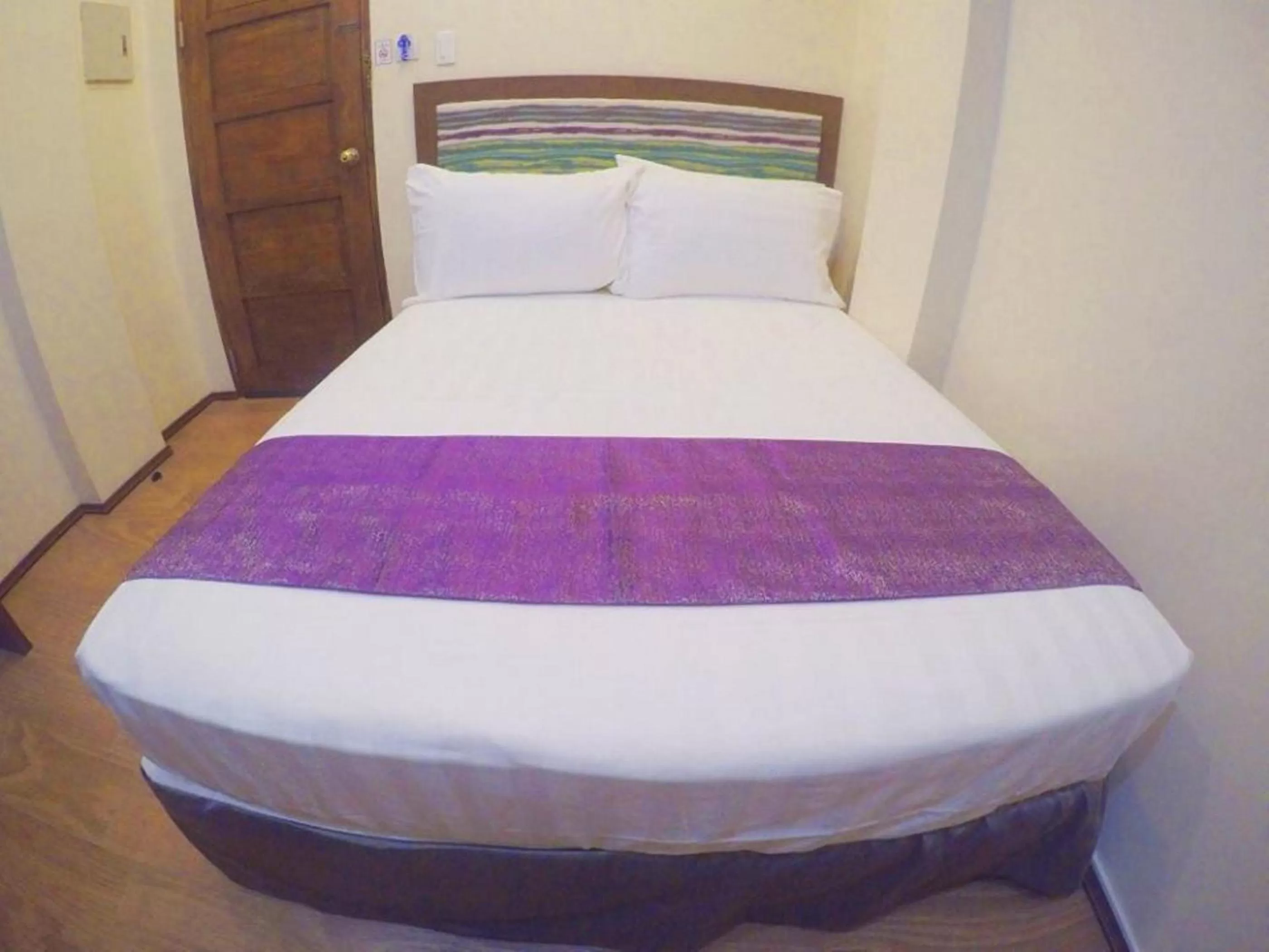 Toilet, Bed in Golden Gate Suites