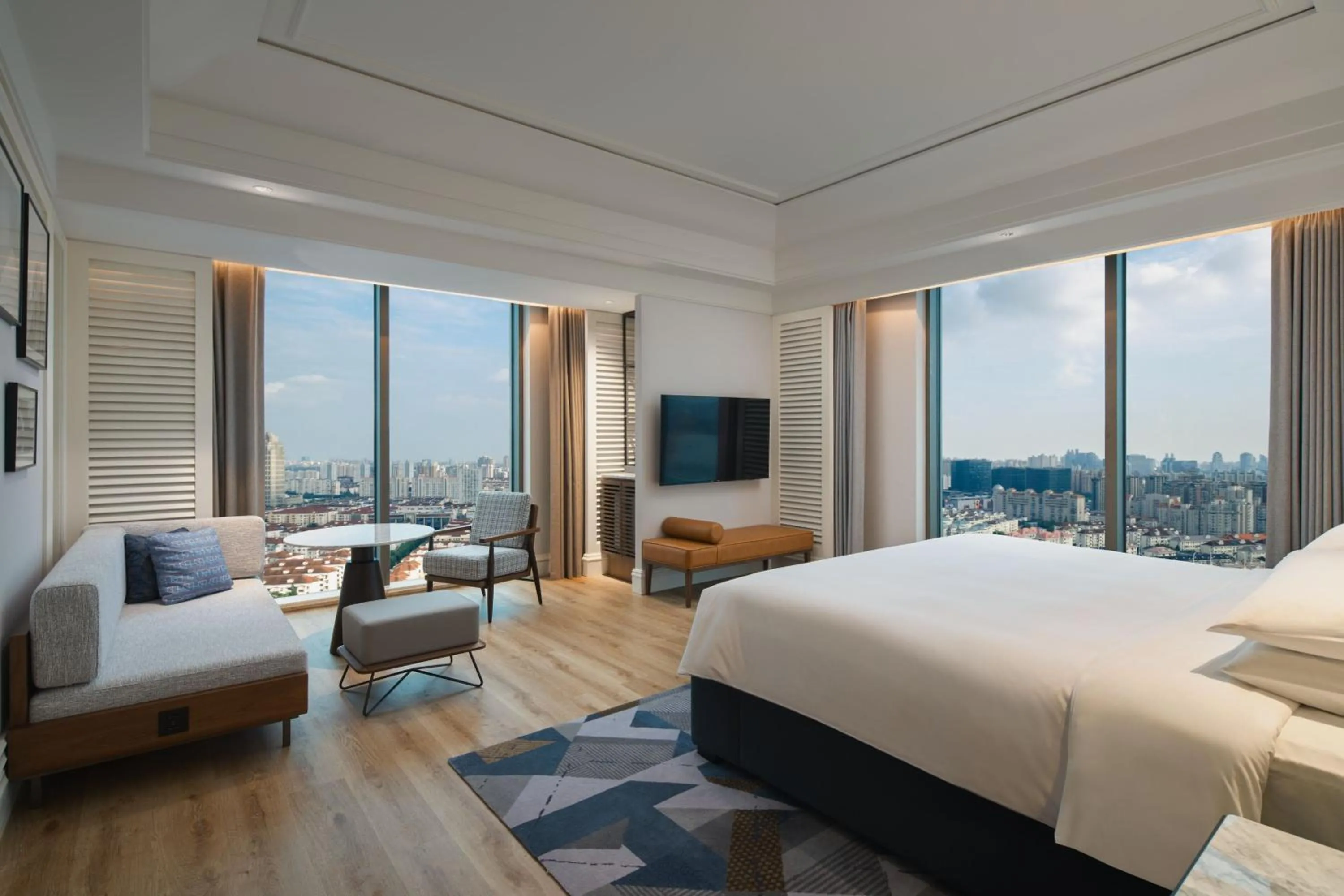 Photo of the whole room, Bed in Sheraton Shanghai Pudong Riverside