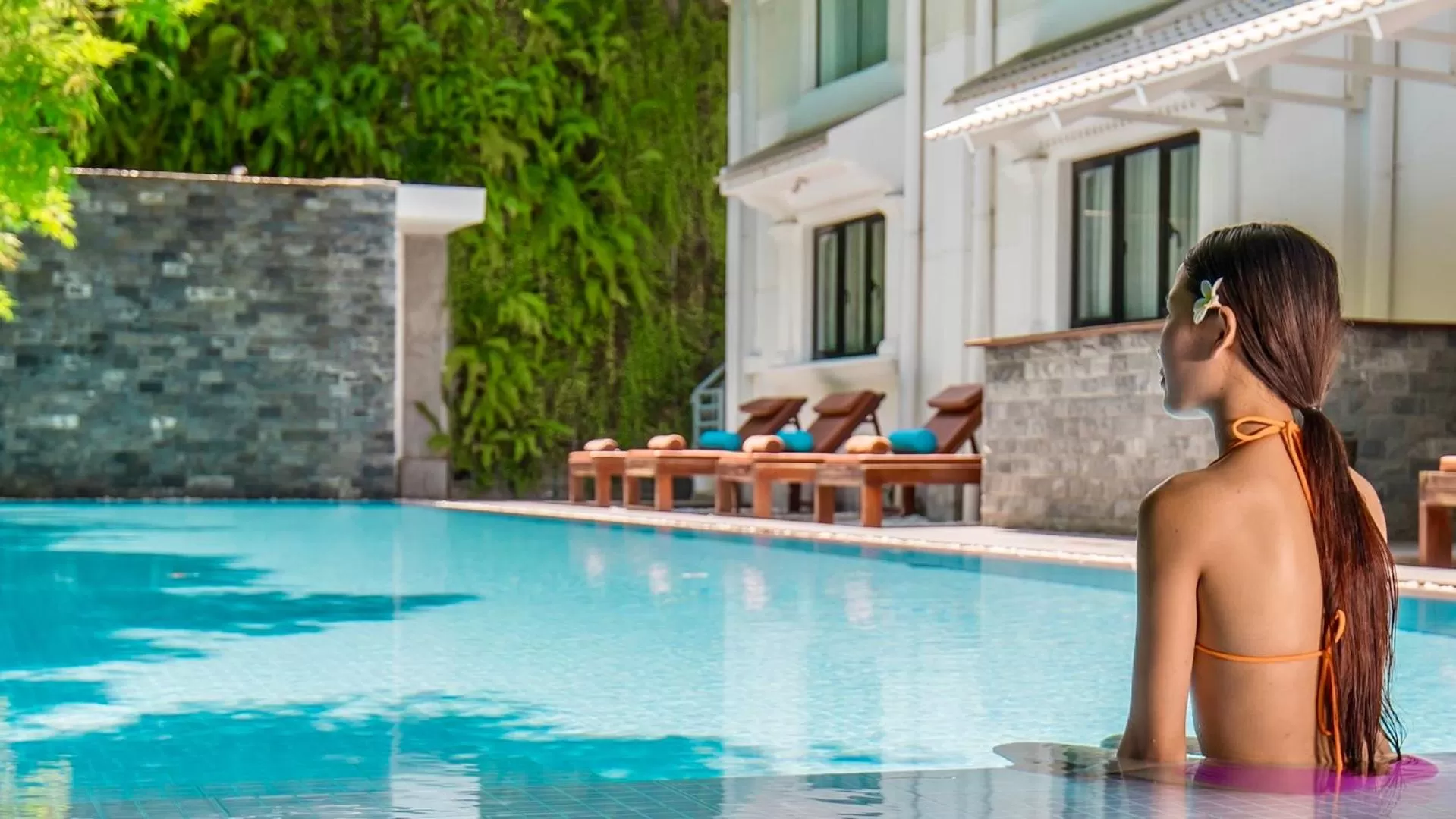 Swimming pool in White Mansion 白色公馆