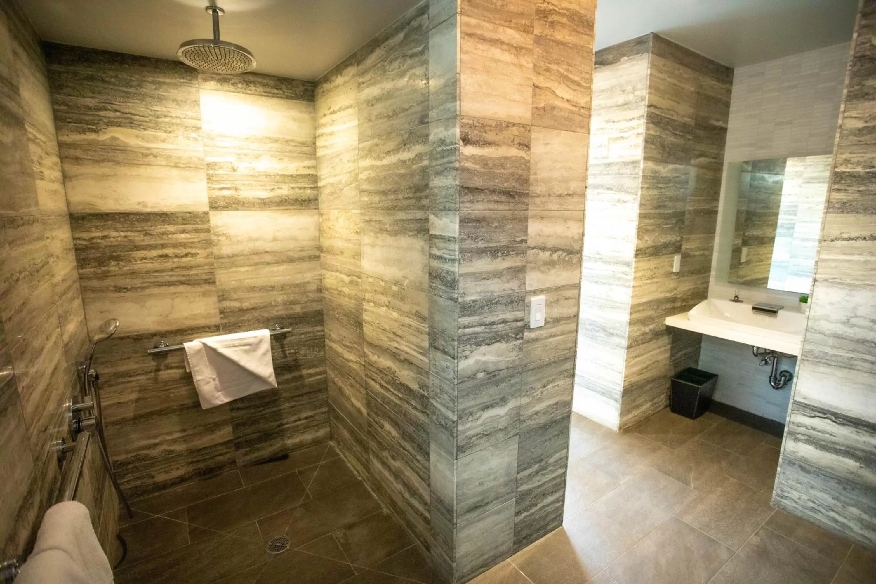 Bathroom in Lexington Plaza Hotel