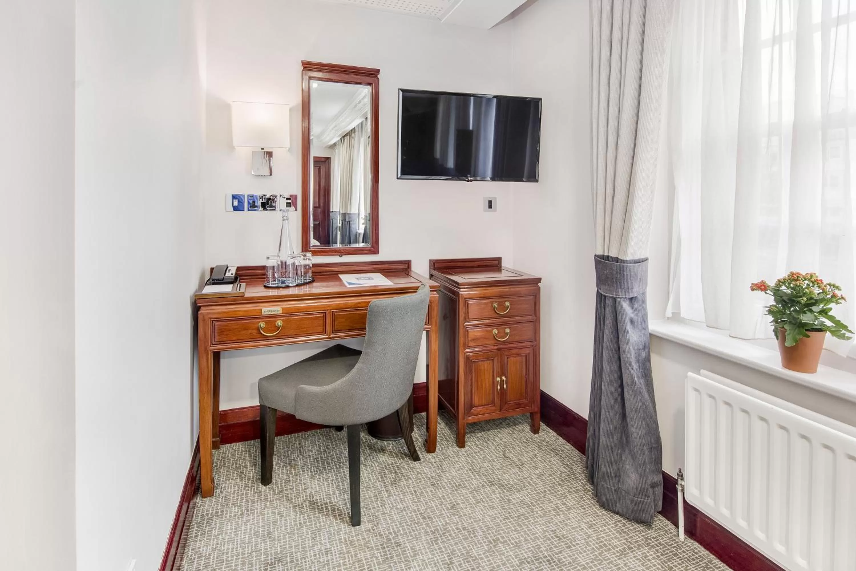 TV and multimedia in Gem Fitzrovia Hotel