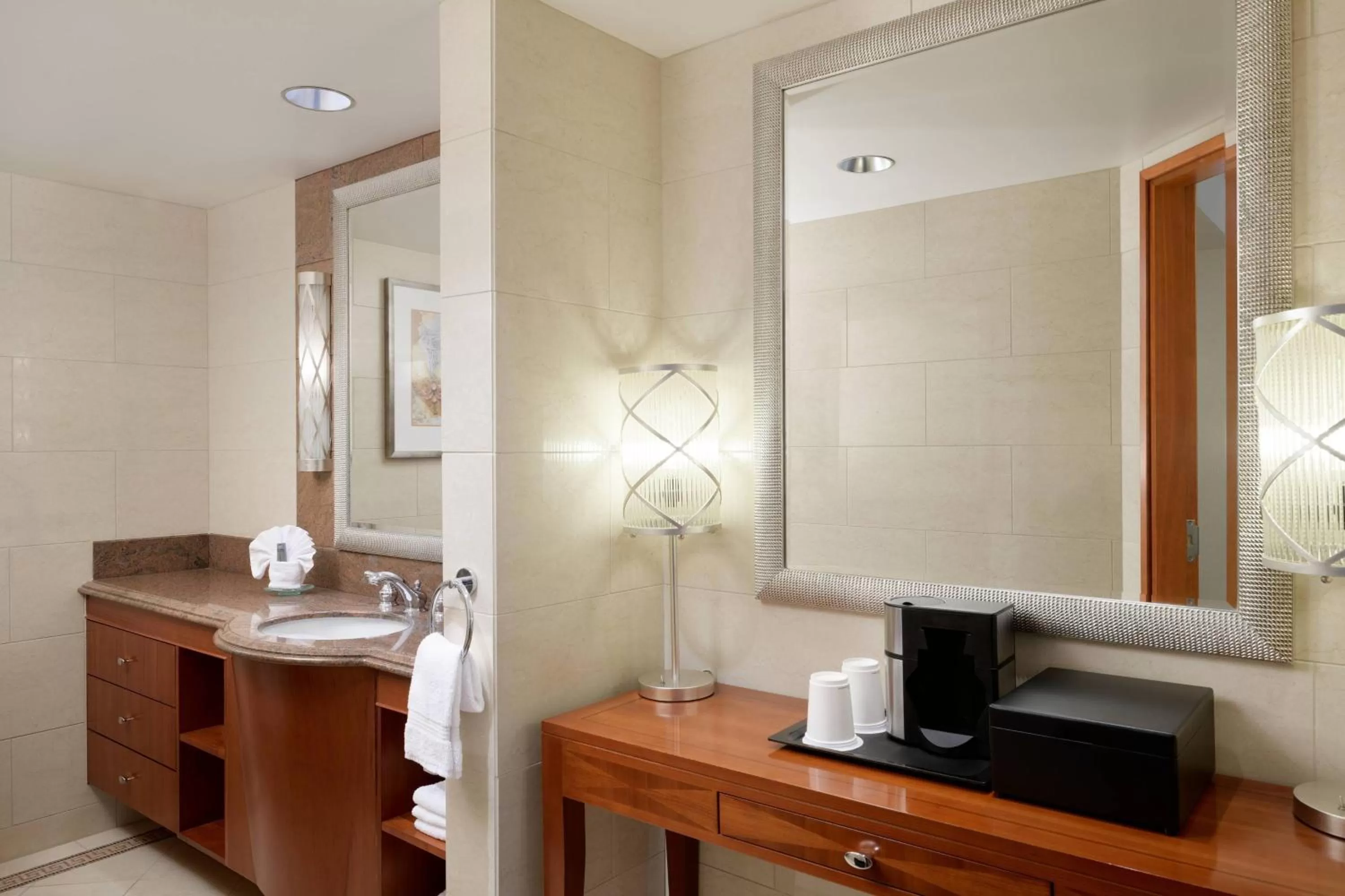 Bathroom in San Diego Marriott Gaslamp Quarter