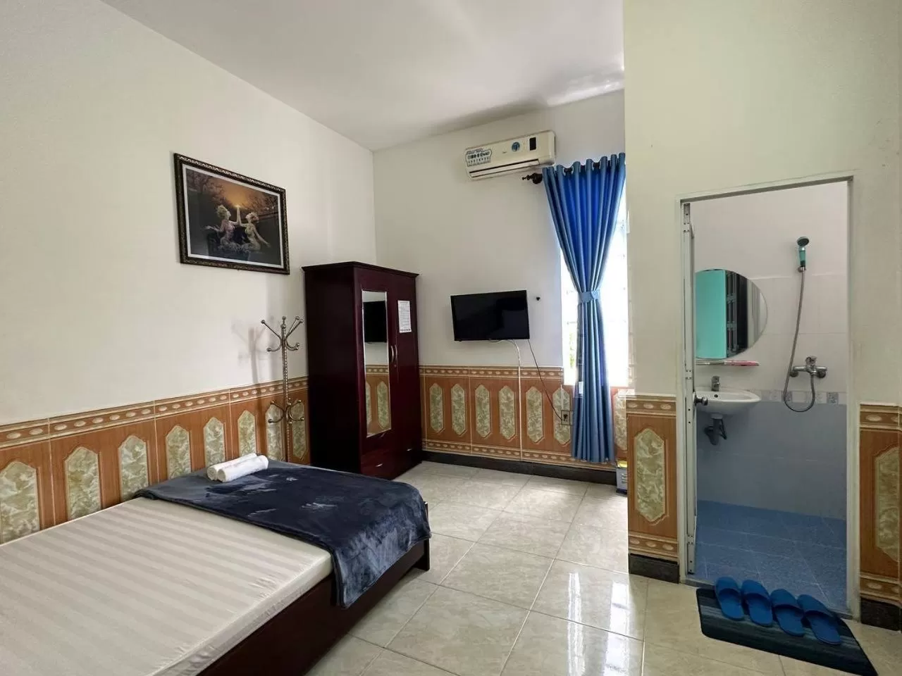 TV/Entertainment Center in Tien Dat Motel