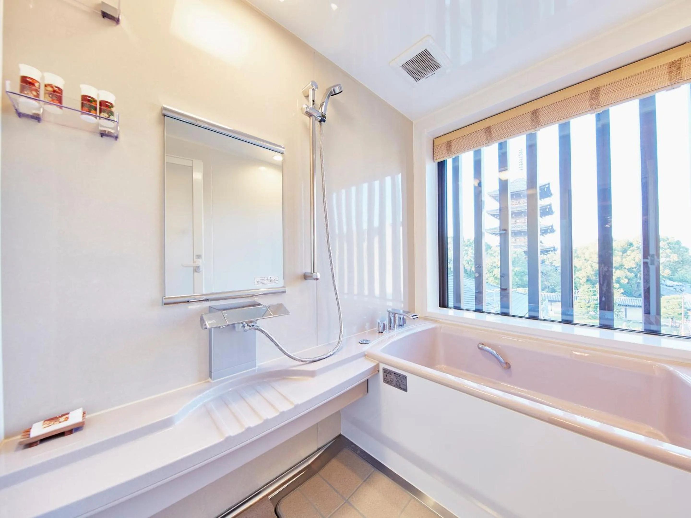 Bathroom, Bed in Sunrise Suites