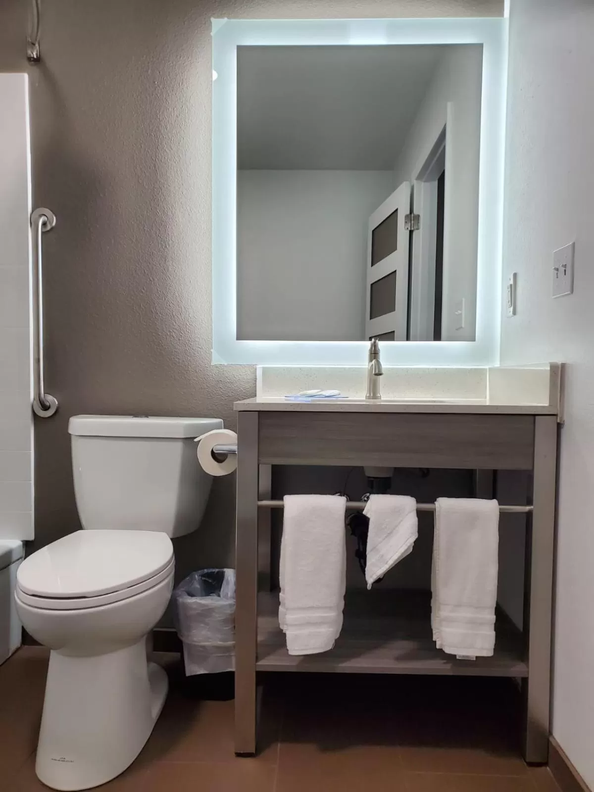 Bathroom in Seven Seas Inn & Suites