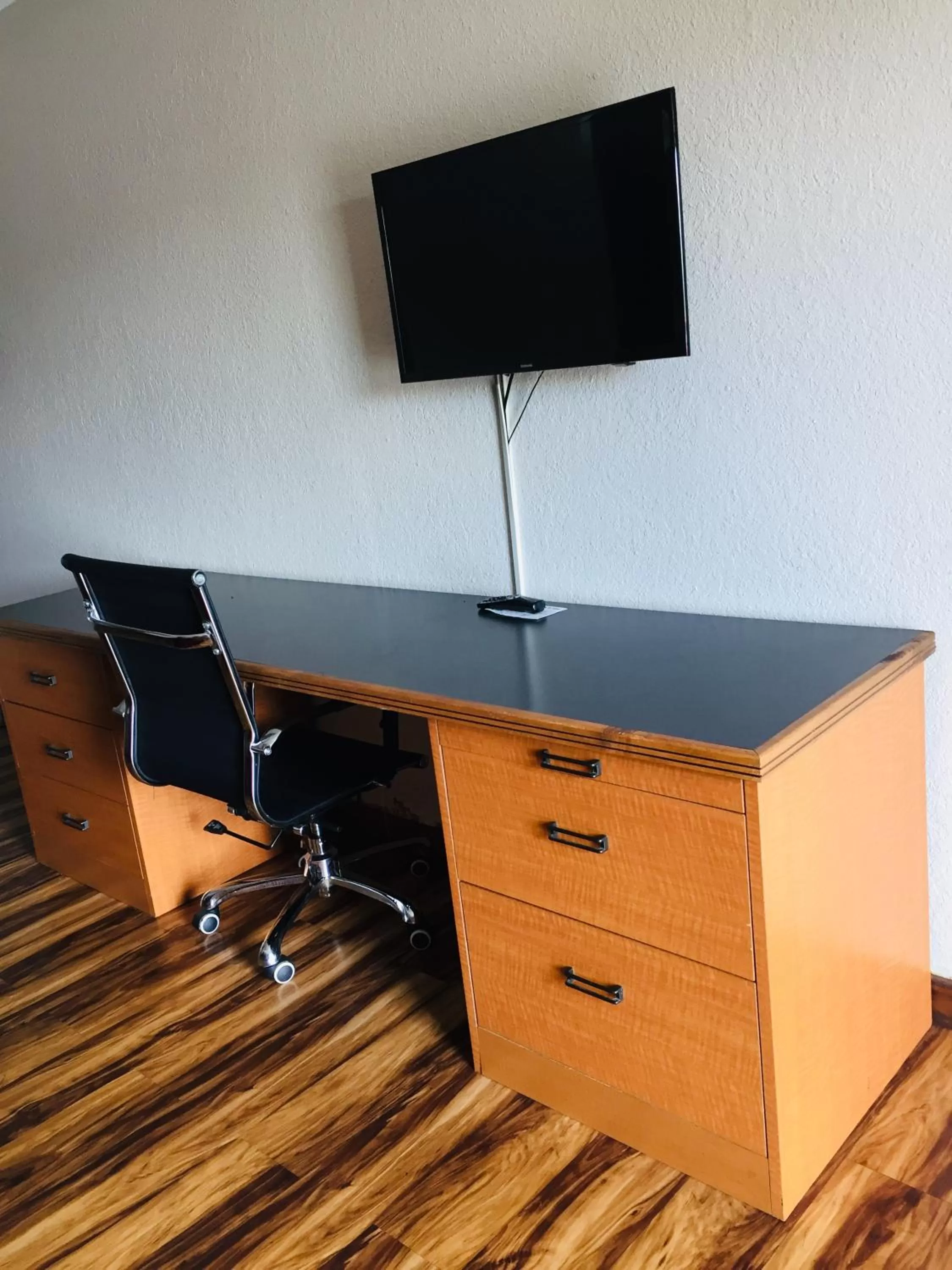 Standard Room With Two Double Beds - Non-Smoking - Pet Friendly in Bear Mount Inn & Suites