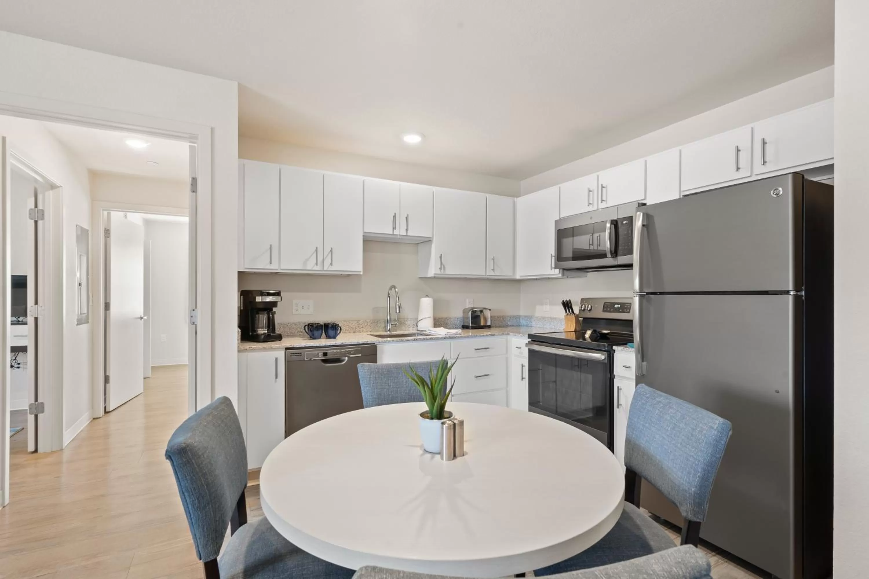 Dining area in WaterWalk Extended Stay by Wyndham Kansas City - Overland Pk