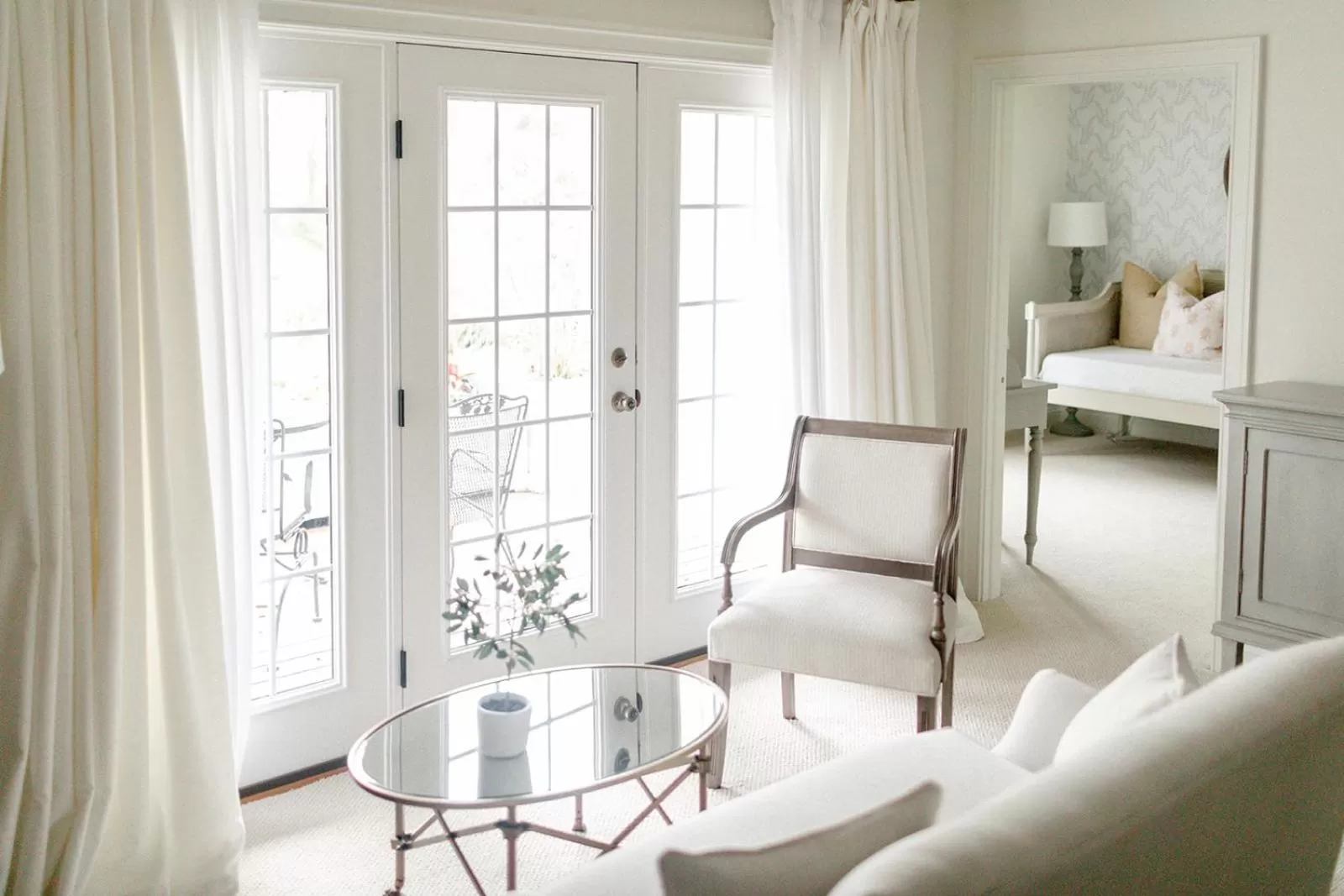 Seating area, Bed in Fairville Inn