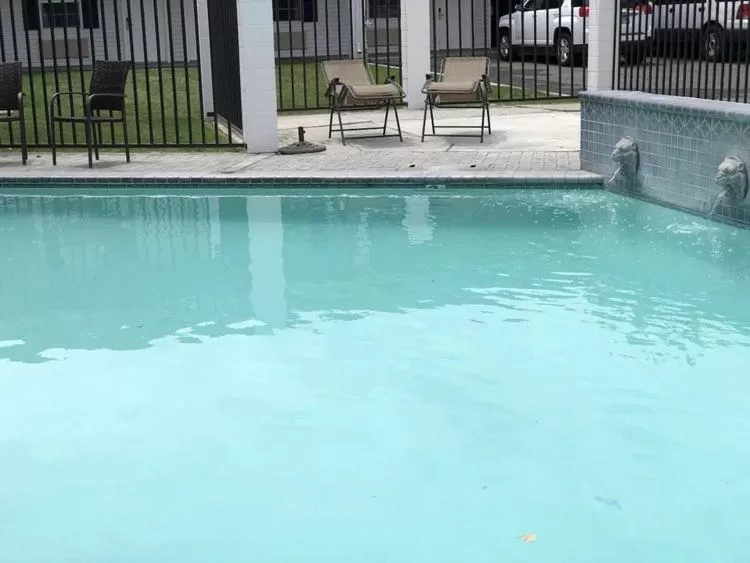 Swimming pool in Budget Motel