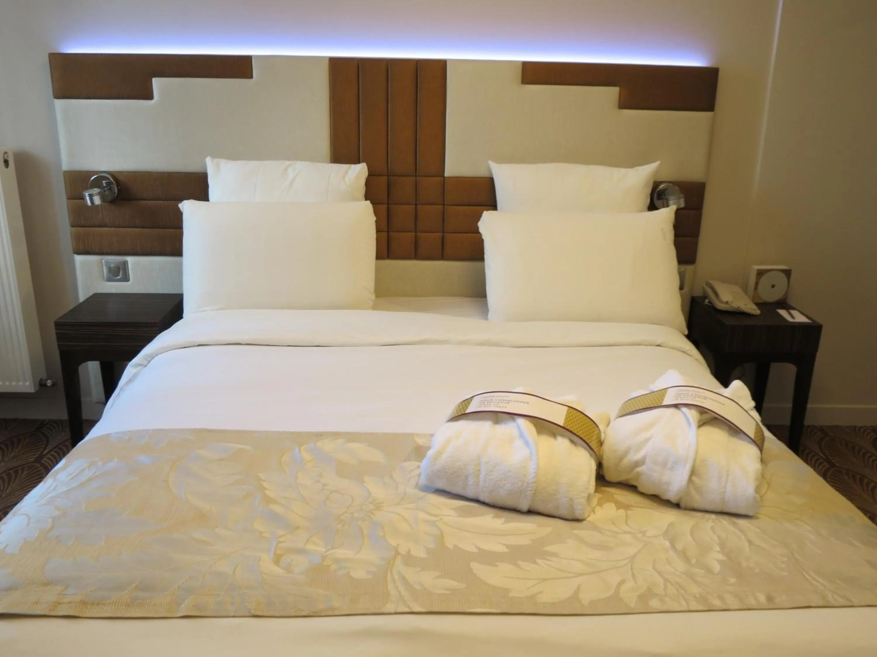 Bed in Mercure Paris Opéra Faubourg Montmartre