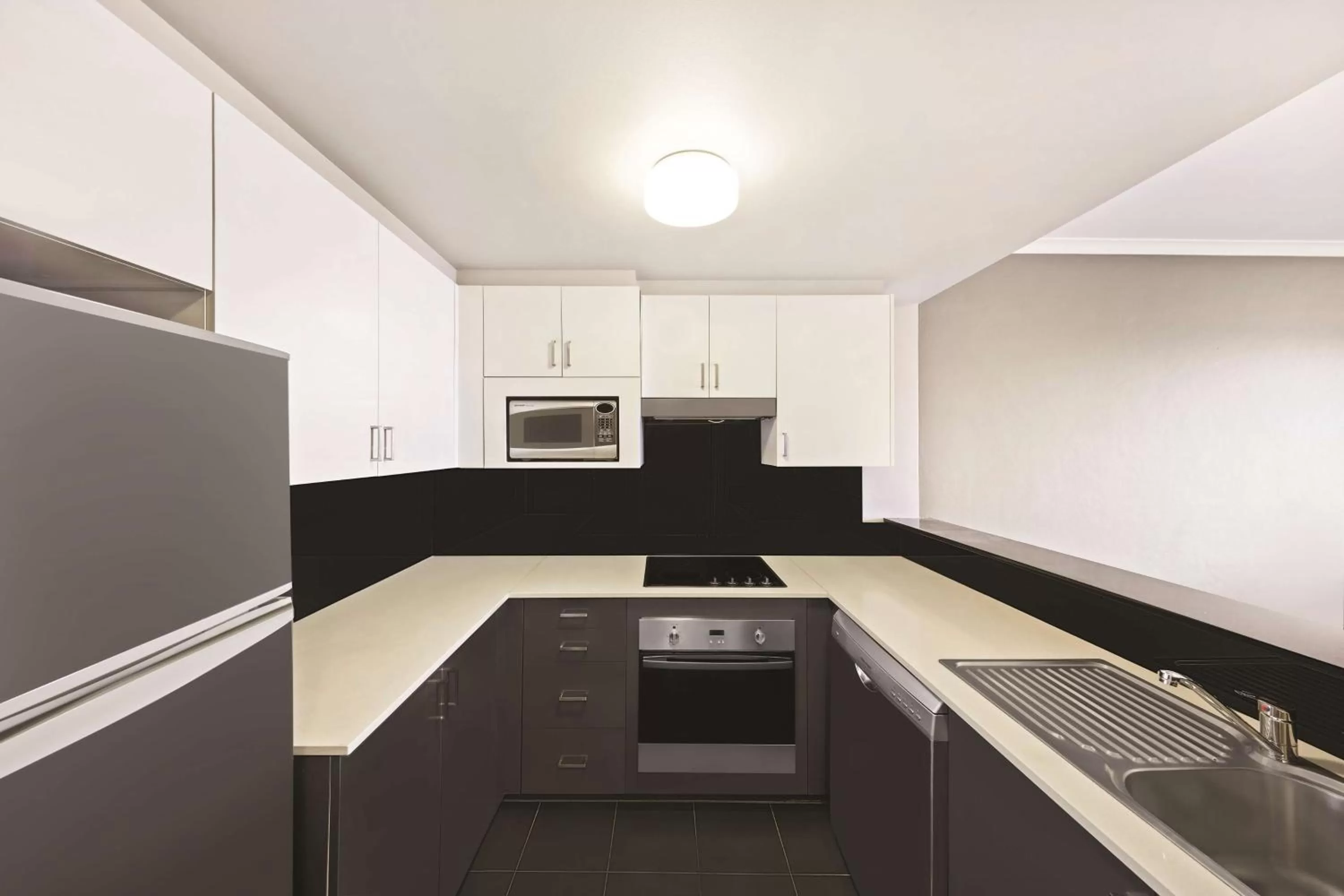 Kitchen or kitchenette in Adina Apartment Hotel Sydney Surry Hills