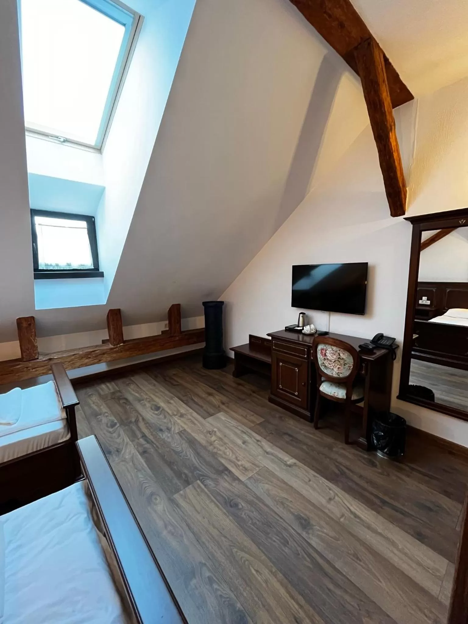 TV and multimedia in HOTEL BOUTIQUE CASA CHITIC -HOTEL AND RESTAURANT Str Johann Gott nr7