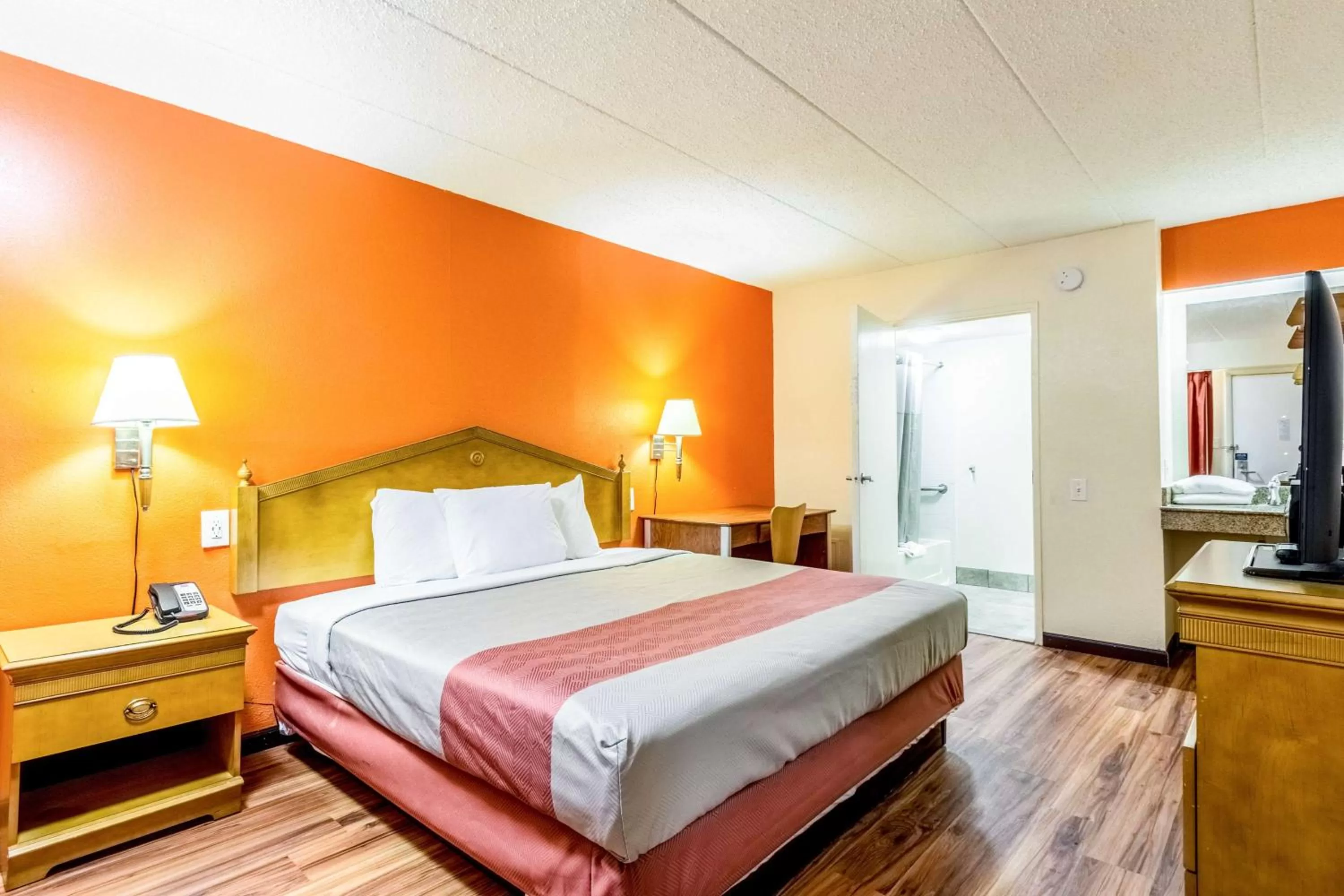 TV and multimedia, Bed in Motel 6-Grove City, OH