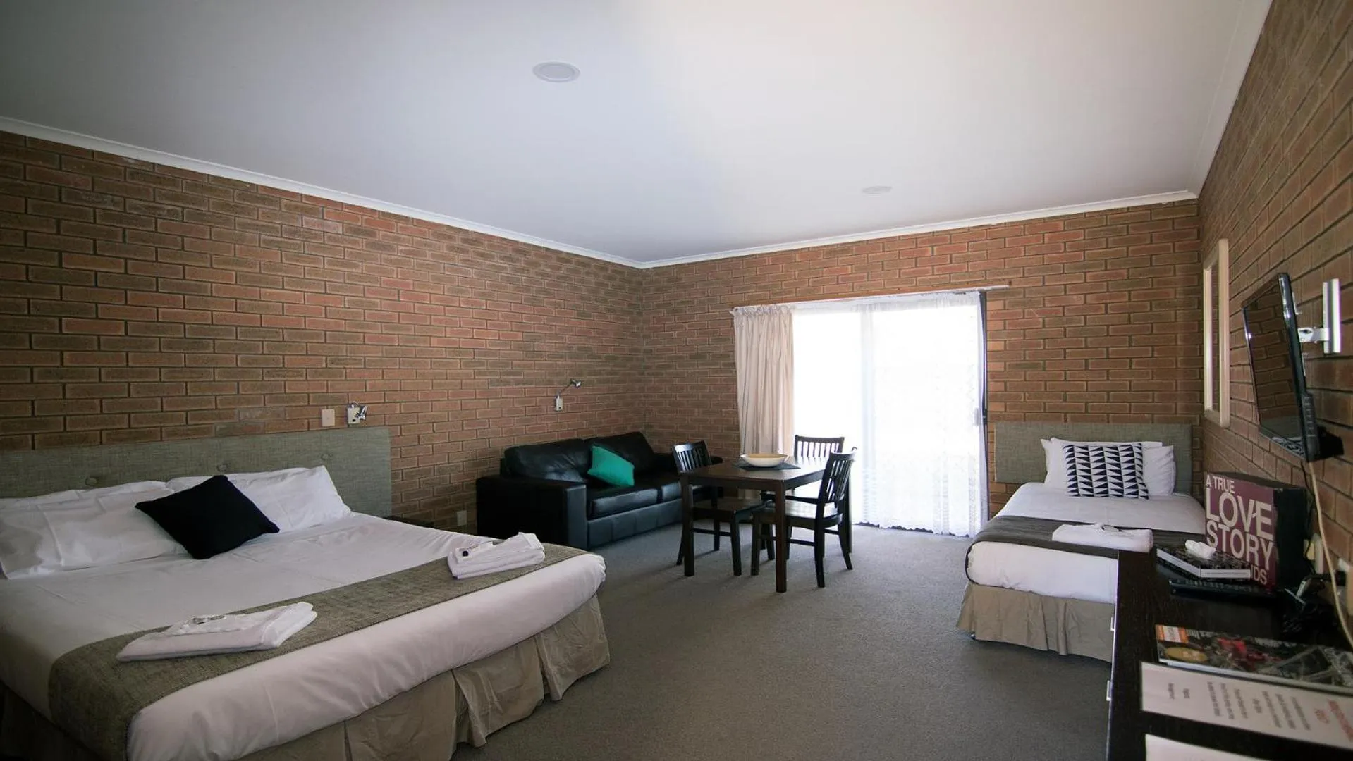 Living room, Bed in Ashleigh Court Motor Inn